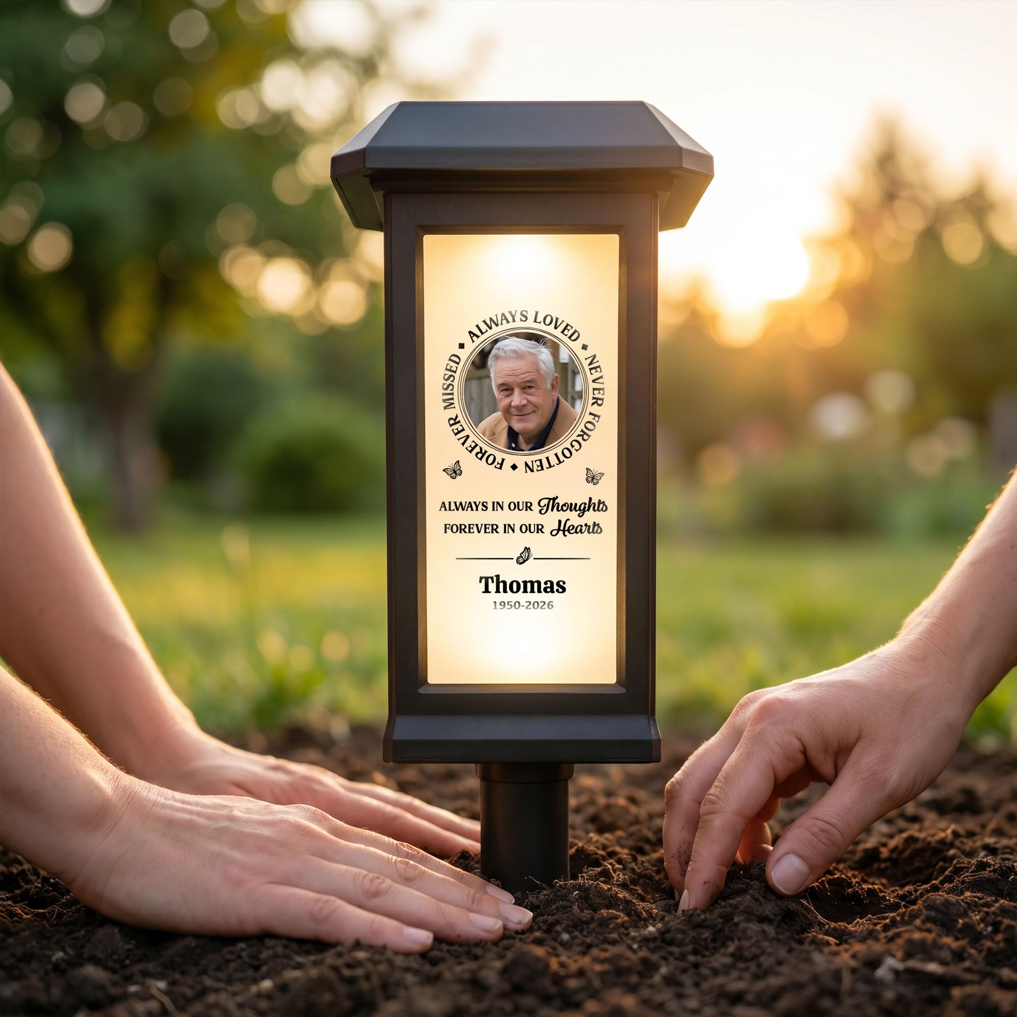 callie Lampe solaire commémorative personnalisée pour tombe – Lampe de jardin papillon étanche avec photo, nom et année – Cadeau de condoléances pour la perte d'un être cher