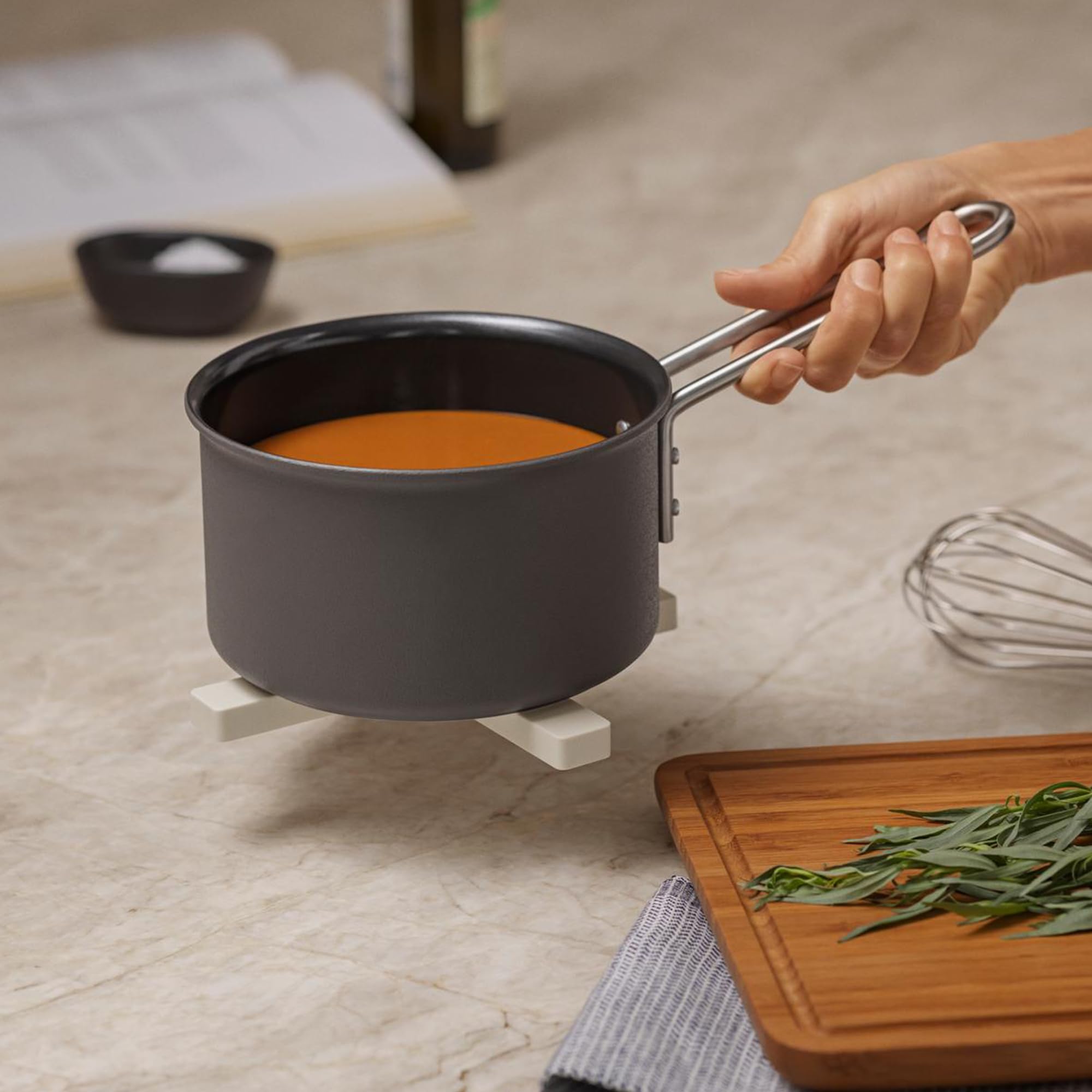 EVA SOLO | 2 Dessous de Plat magnétiques | Nylon Enduit de Silicone avec aimants intégrés | Passe au Lave-Vaisselle | Placé Soit en Travers, Soit divisé en 2 | Design Danois | Moka