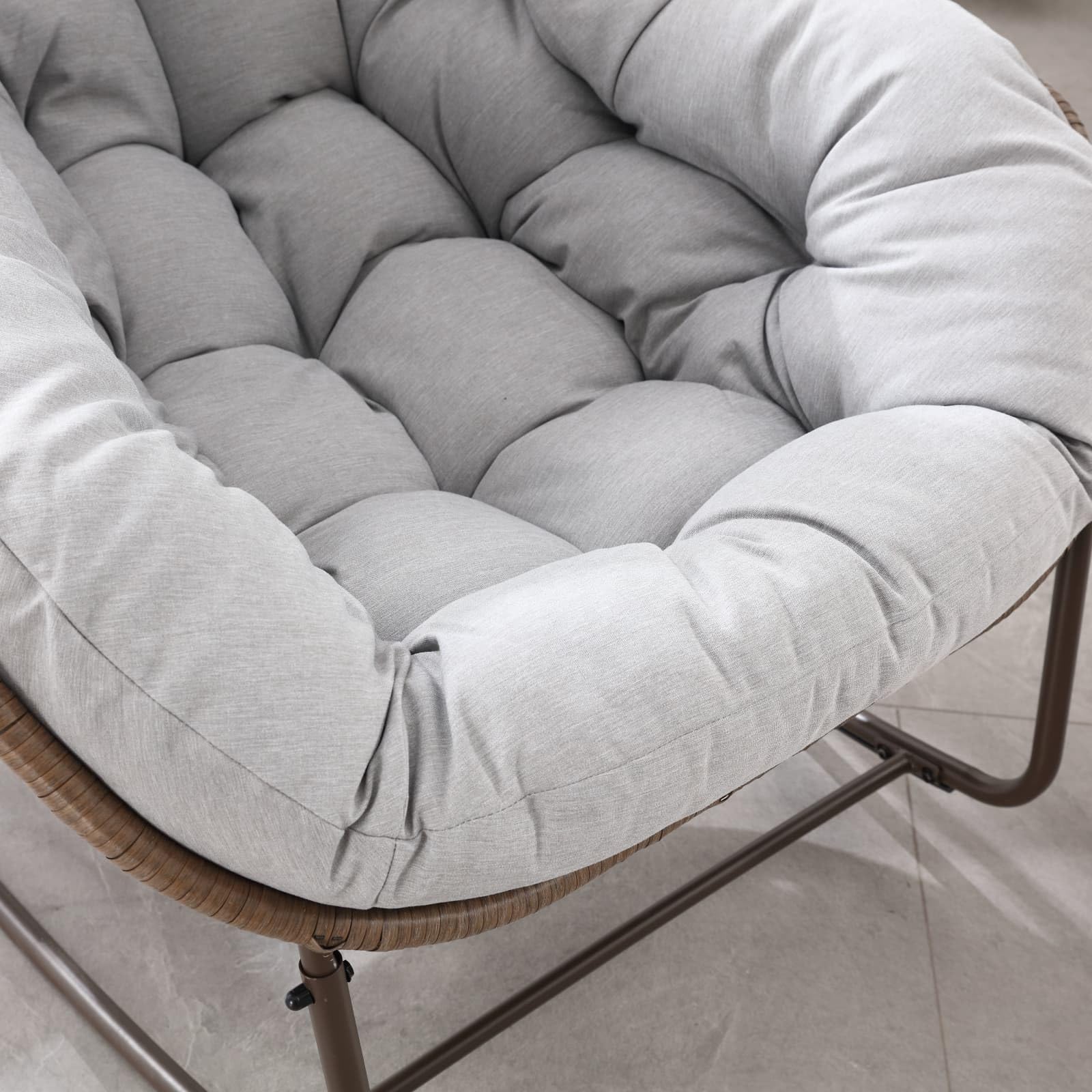 Sweiko Fauteuil à Bascule d'Extérieur en Rotin avec Coussin Moelleux,Fauteuil de Loisirs Ergonomique Adapté aux Porches,Salons,Terrasses et Jardins (LightGray)