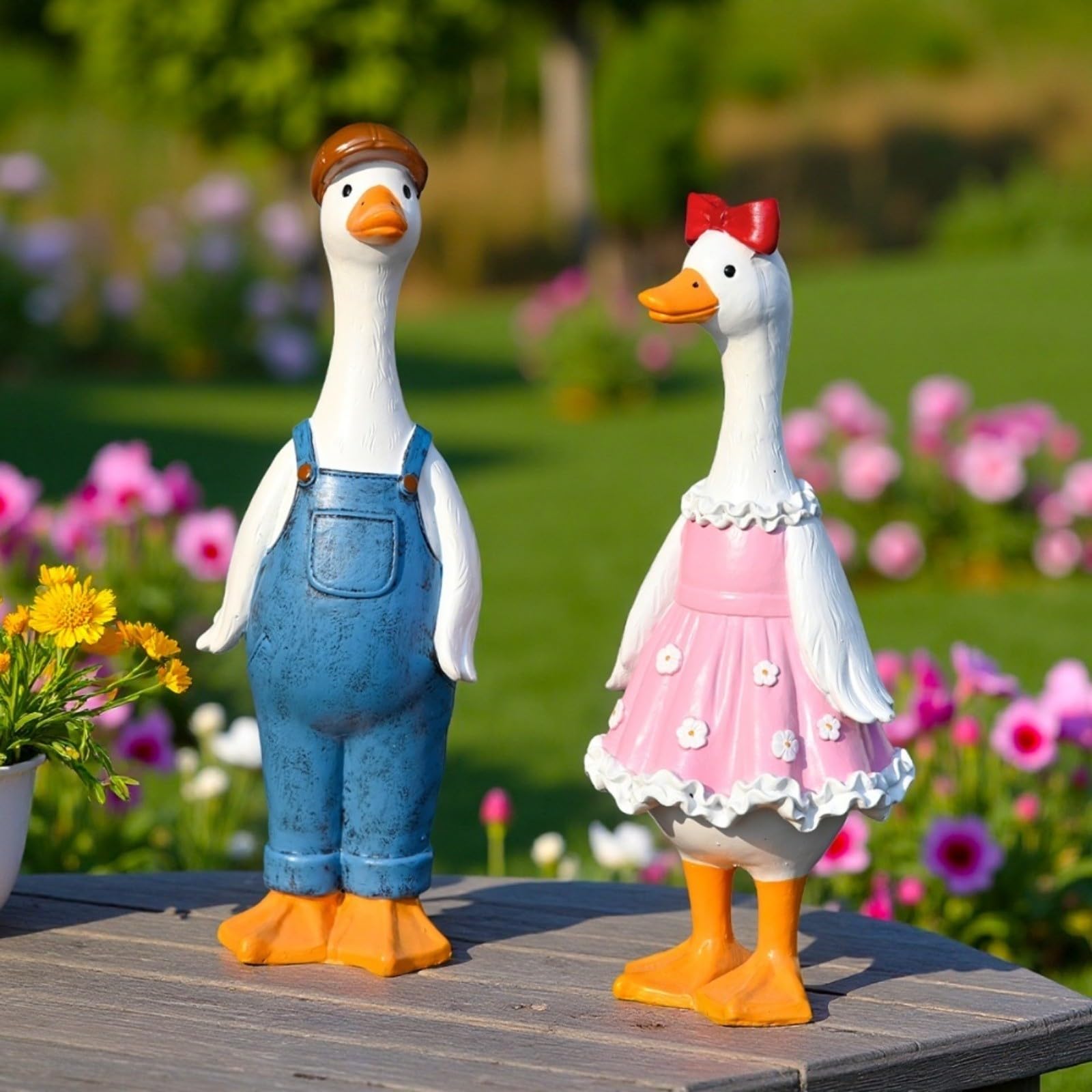 Coppia di statue da giardino a forma di anatra, set di 2, statuette in resina resistente alle intemperie da 28 cm, blu e rosa, per prato, patio e giardino esterno