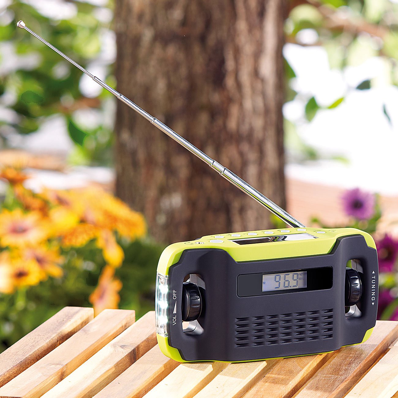 infactory Kurbelradio: Solar- und Dynamo-Kurbel-Radio mit LED-Licht, LCD-Display (Dynamoradio, Notfallradio mit LED-Lampe, Mini)
