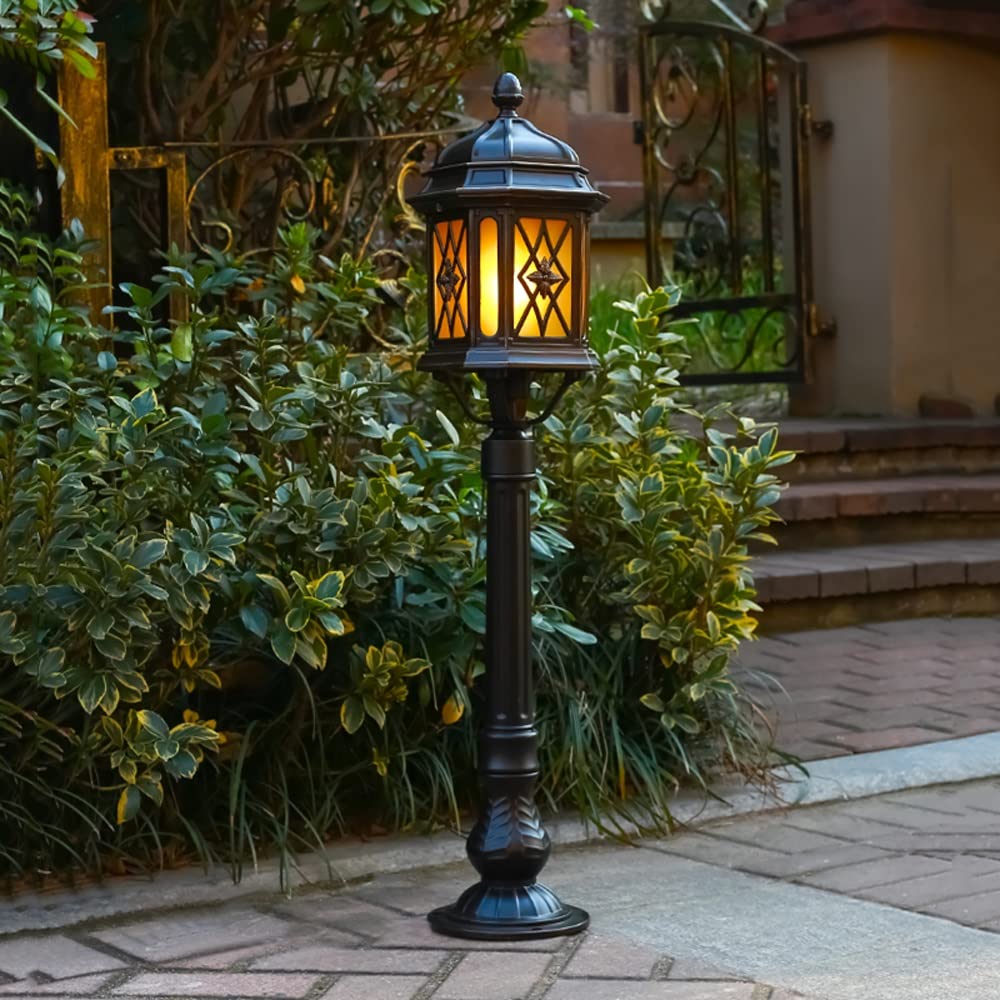 Stara czarna lampa na płot