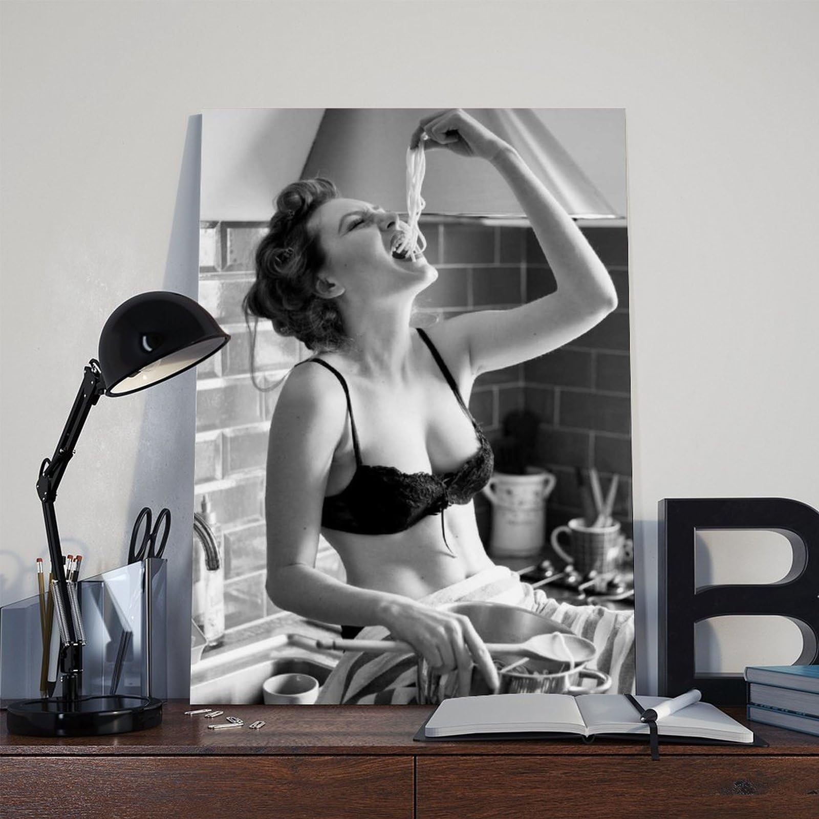 Spaghetti Girl, Spaghetti Woman, Pasta Time, Pasta Moment Scandi S, Barilla, Schwarz und Weiß, Wohnleinwand, Wandkunst, Poster und Drucke, Raum, ästhetische Schlafzimmer, Bürodekoration, 61 x 91 cm