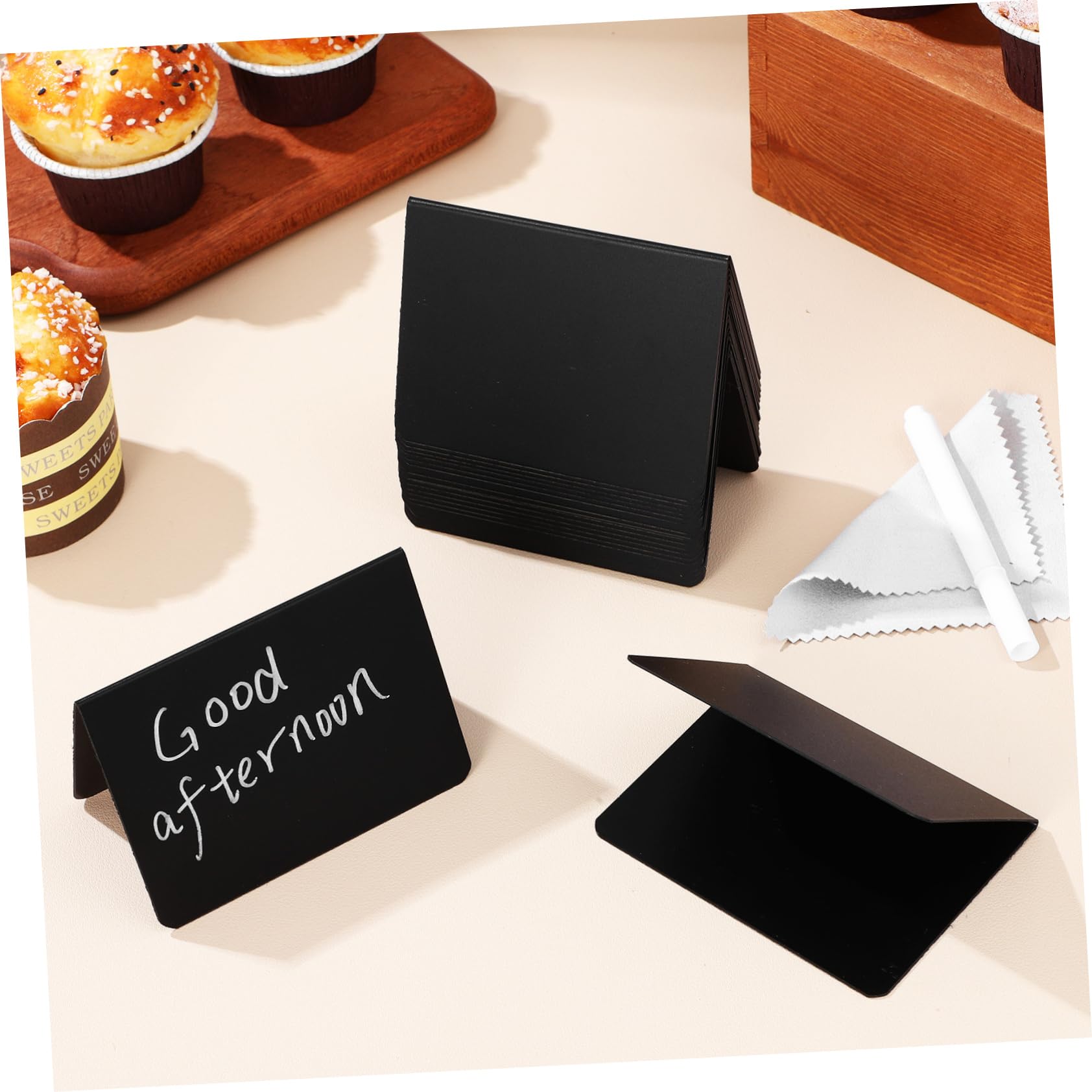 Angoily 100 Stück Mini Kreidetafeln Doppelseitige A Form Tafel mit Weißen Stiften und Reinigungstüchern für Buffets Hochzeiten Partys und Geschäfte