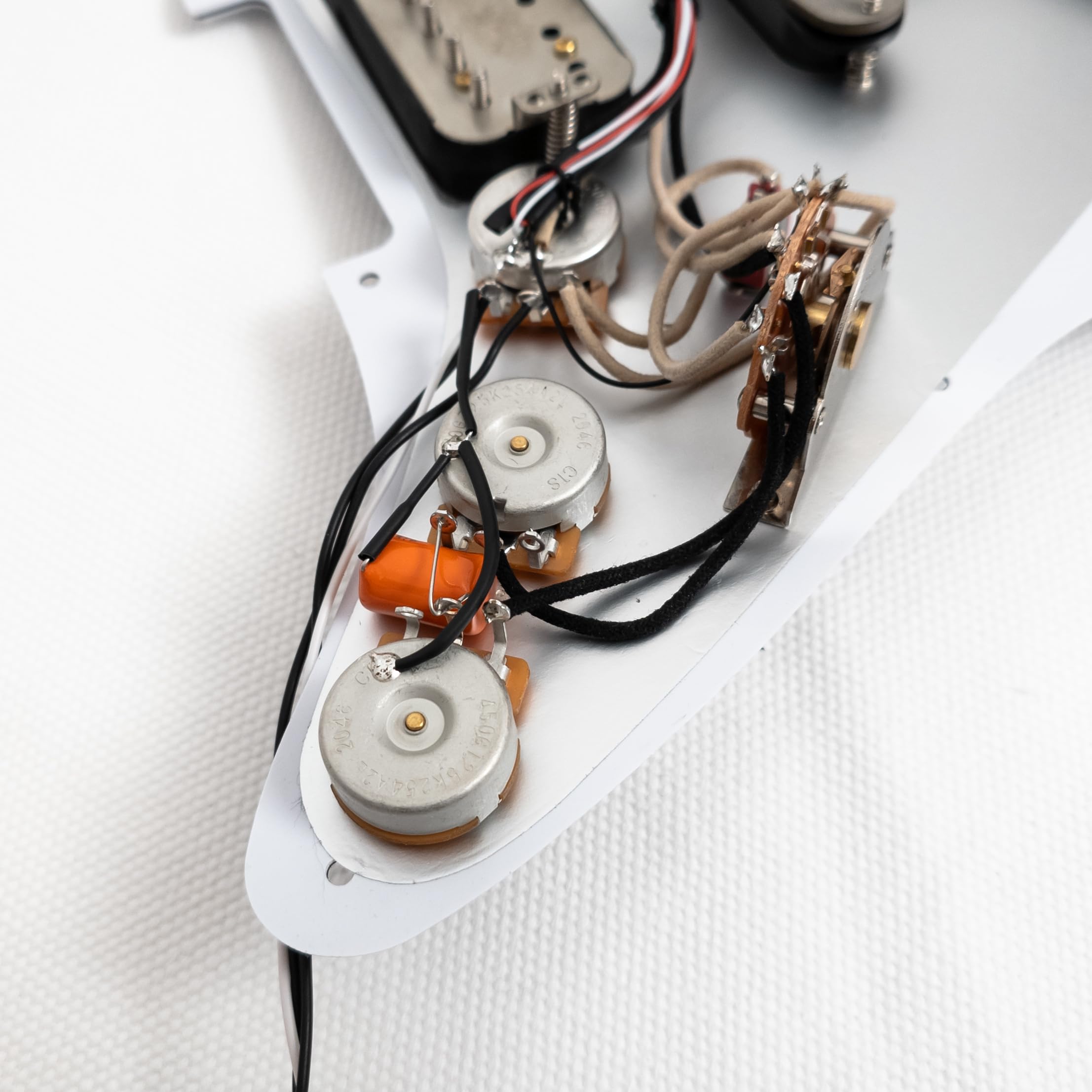 SSH - Juego de pastillas precableadas para guitarra eléctrica Fender Strat, con bobina única Alnico V y pastillas Humbucker, ollas de eje de cobre, conjunto de arnés de cableado de alta salida