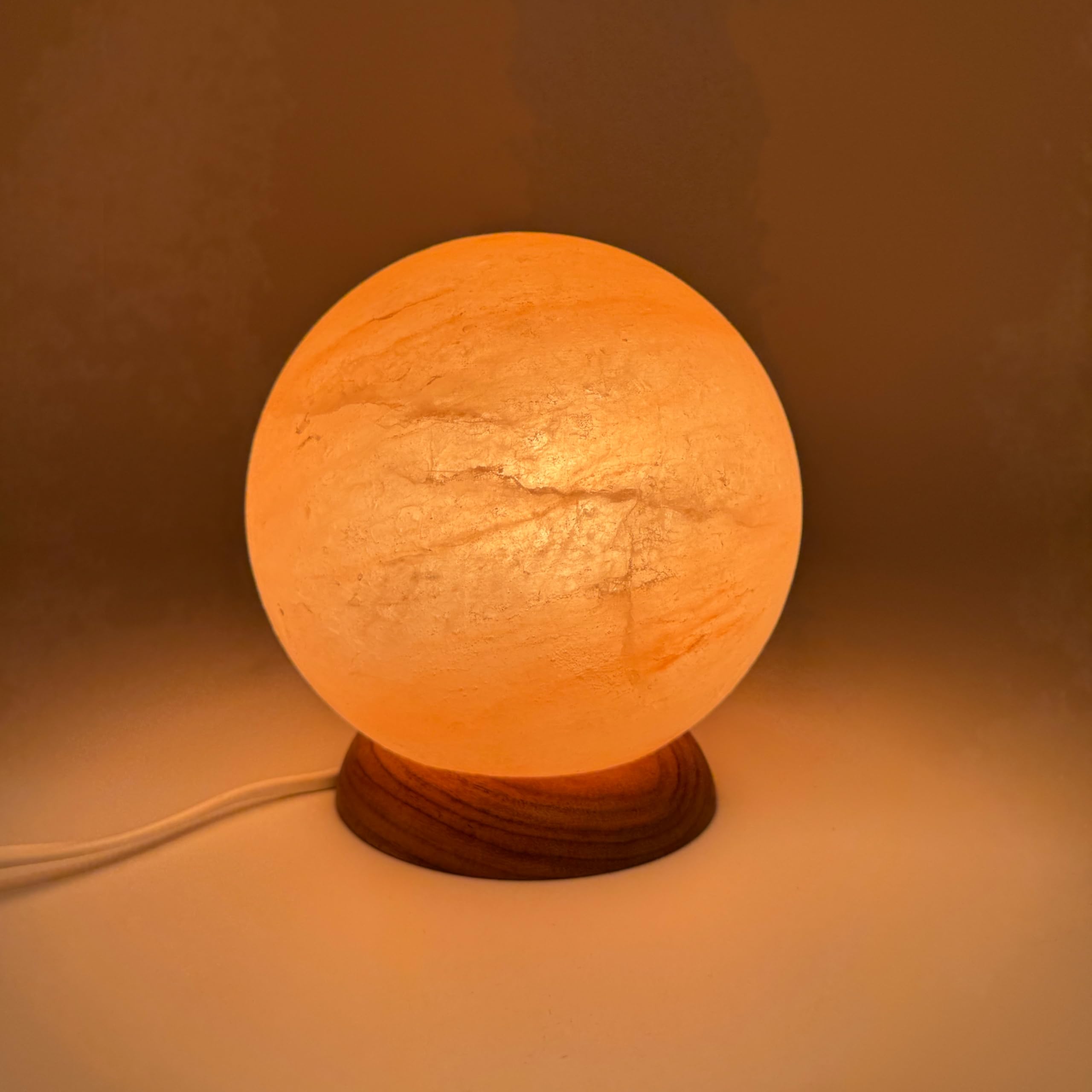 HAF Rosa Salzlampe Planet 3 kg aus echtem Kristallsalz | Salzkristalllampe in Naturform | Salzsteinlampe auf Holzsockel aus der Salt Range Punjab | Dekorative Nachttischlampe für Wellness & Meditation