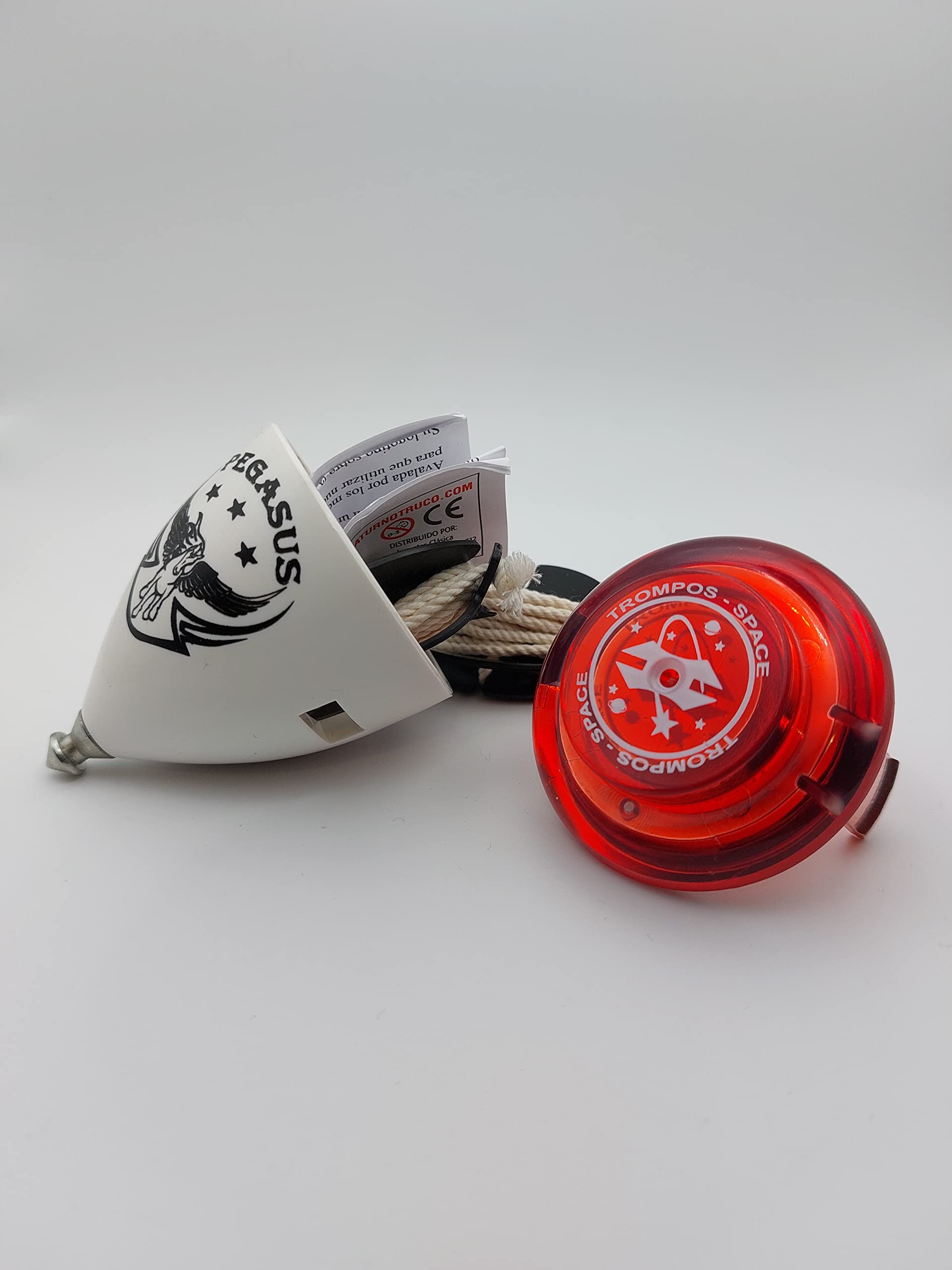 TROMPOS SPACE - Trompo Pegasus con Tapa de Policarbonato Metalizado, Peonza con Punta Fija de Acero de Alta Resistencia, Diseño para Control Técnico, Incluye Cuerda, Tapa Color Rojo