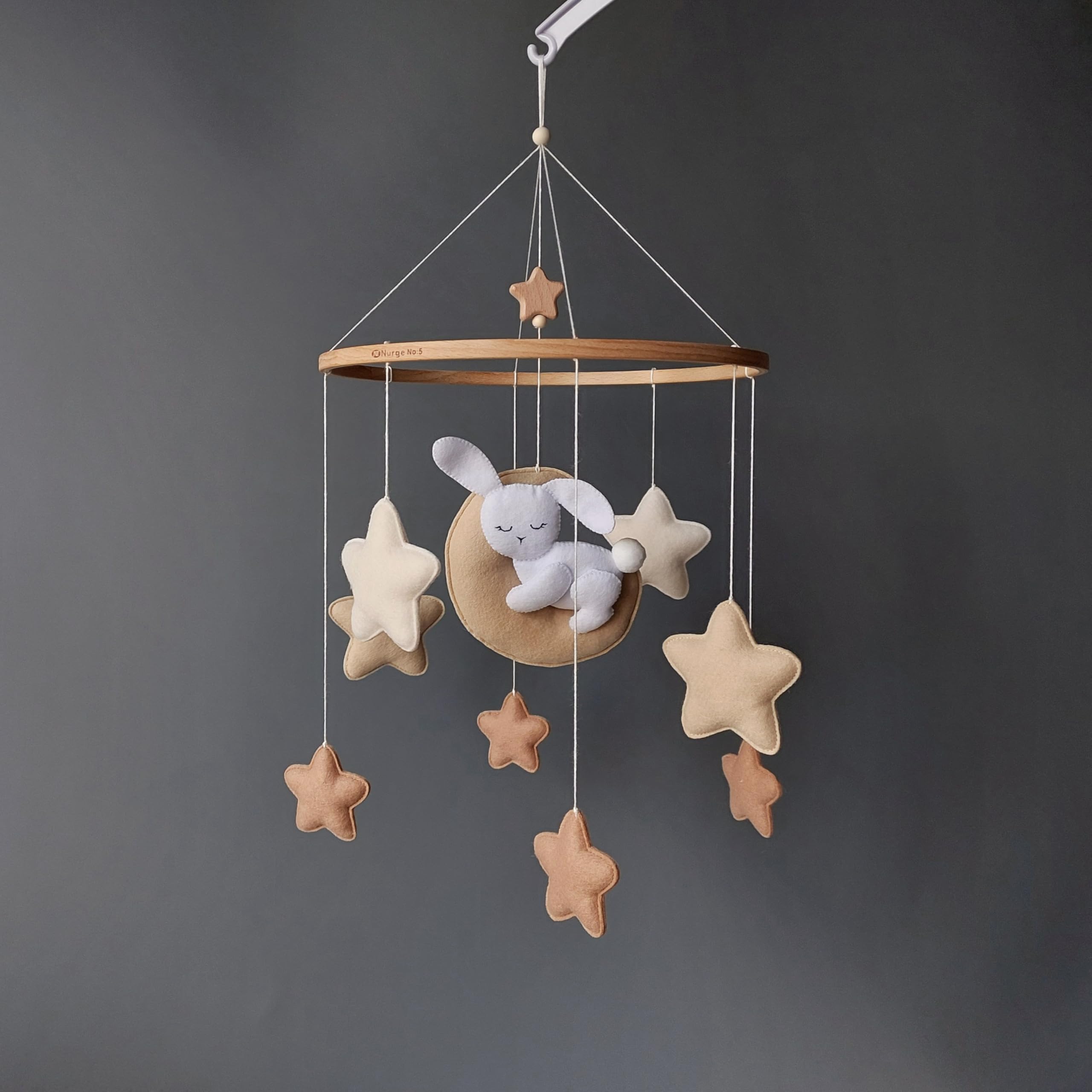 Baby Mobile Hase – Schlafender Hase auf Mond mit Filzsternen | Neutrale Babymobile für Jungen & Mädchen | Handgemachtes Kinderzimmer Deko | Geschenk zur Geburt