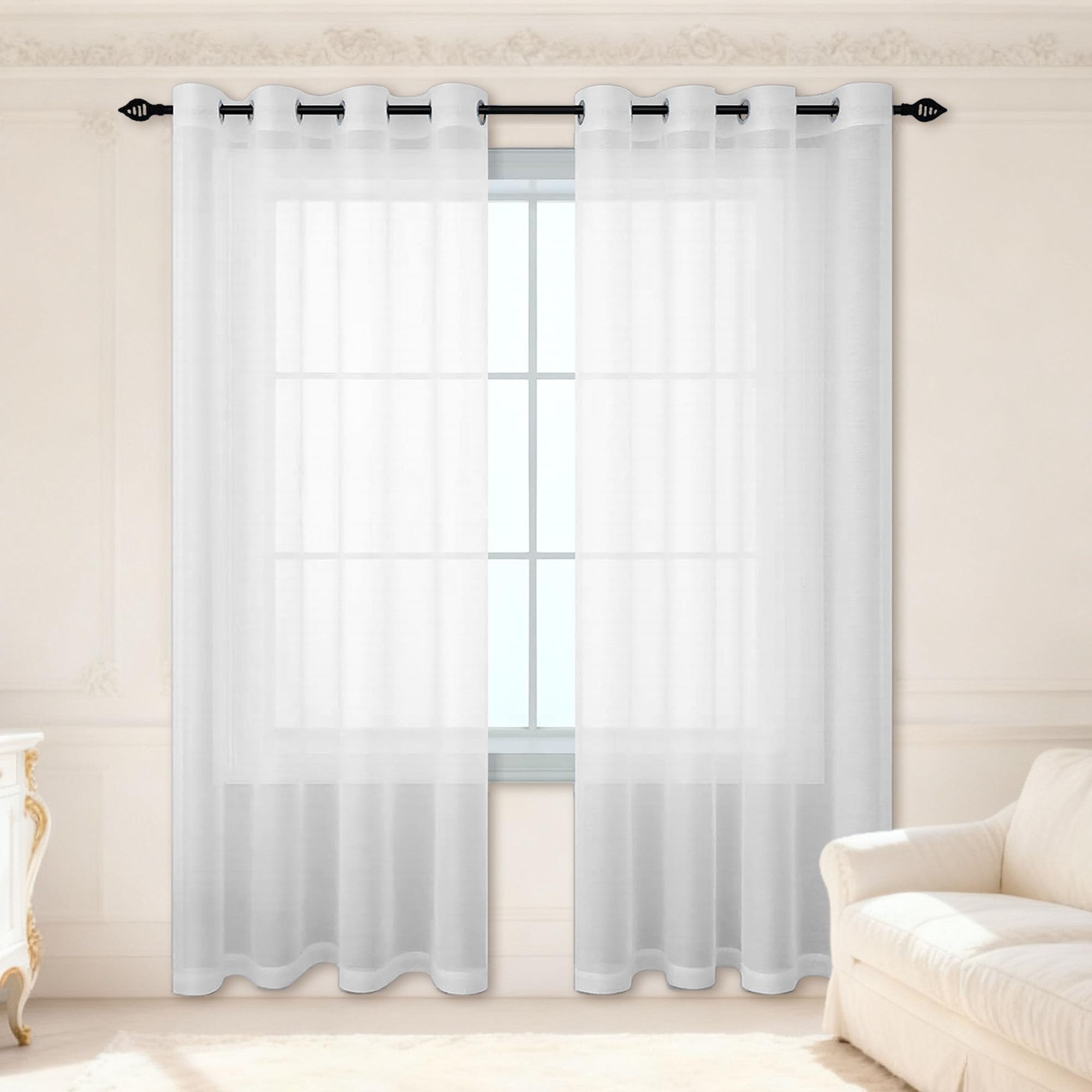 Rideaux voilages pour tamiser la lumière du salon blanc