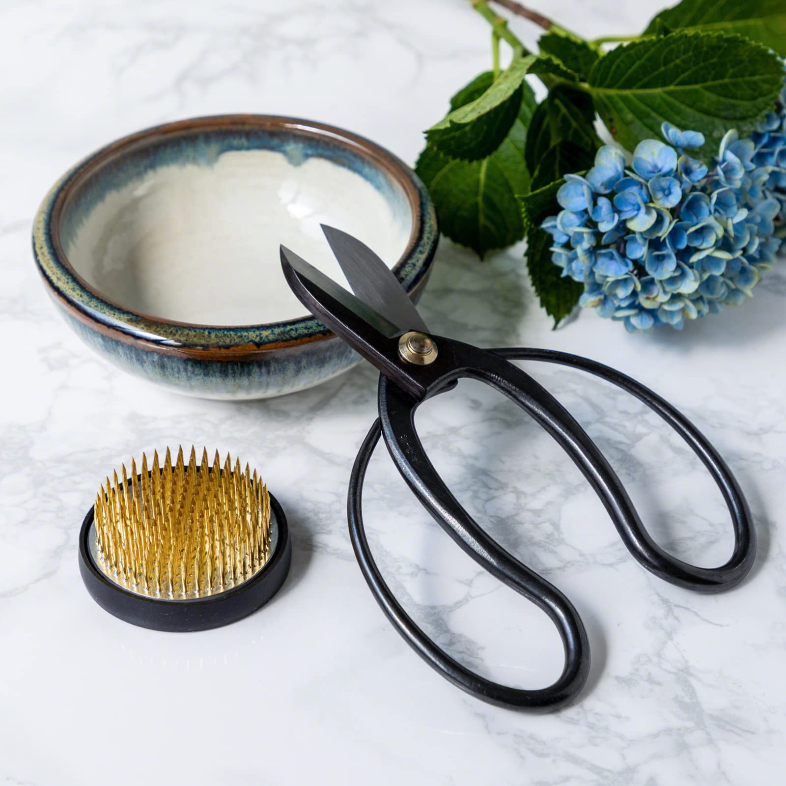Wazakura Kit di Ikebana per Composizioni Floreali Fatto in Giappone. Forbici per Fiori Koryu, Kenzan in Ottone, Vaso di Fiori in Ceramica Minoyaki Bianco e Blu - Set di Forbici Koryu, Vaso e Kenzan