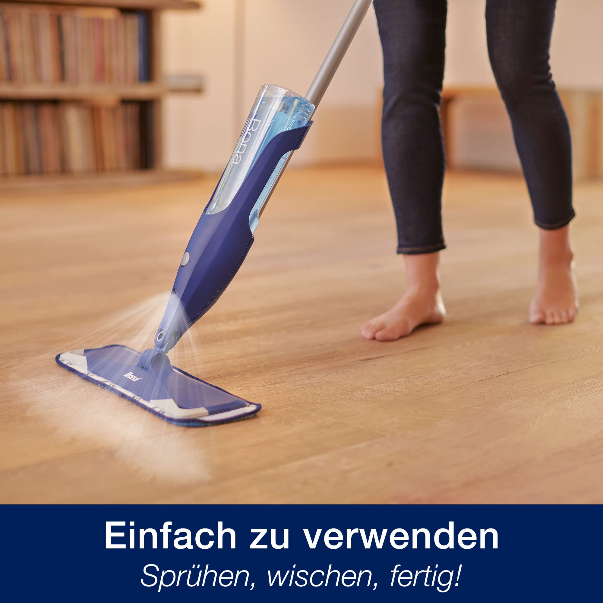 Bona Bodenwischer mit Sprühfunktion, Premium Spray Mop für Holzfußböden, Sprühwischer Set mit extra Mikrofaser-Reinigungspad & WM740219022 Fliesen- und Laminatreiniger Nachfüllpack 3 x 4 L