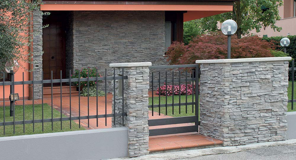 Rivestimento Pietre D'Arredo realizzato con elementi di finitura in vera pietra ricostruita. Sakar Grigio Chiaro. Dimensione cm. 20/30/50x10 H. Unità di vendita scatola da 0,50 metri quadrati.