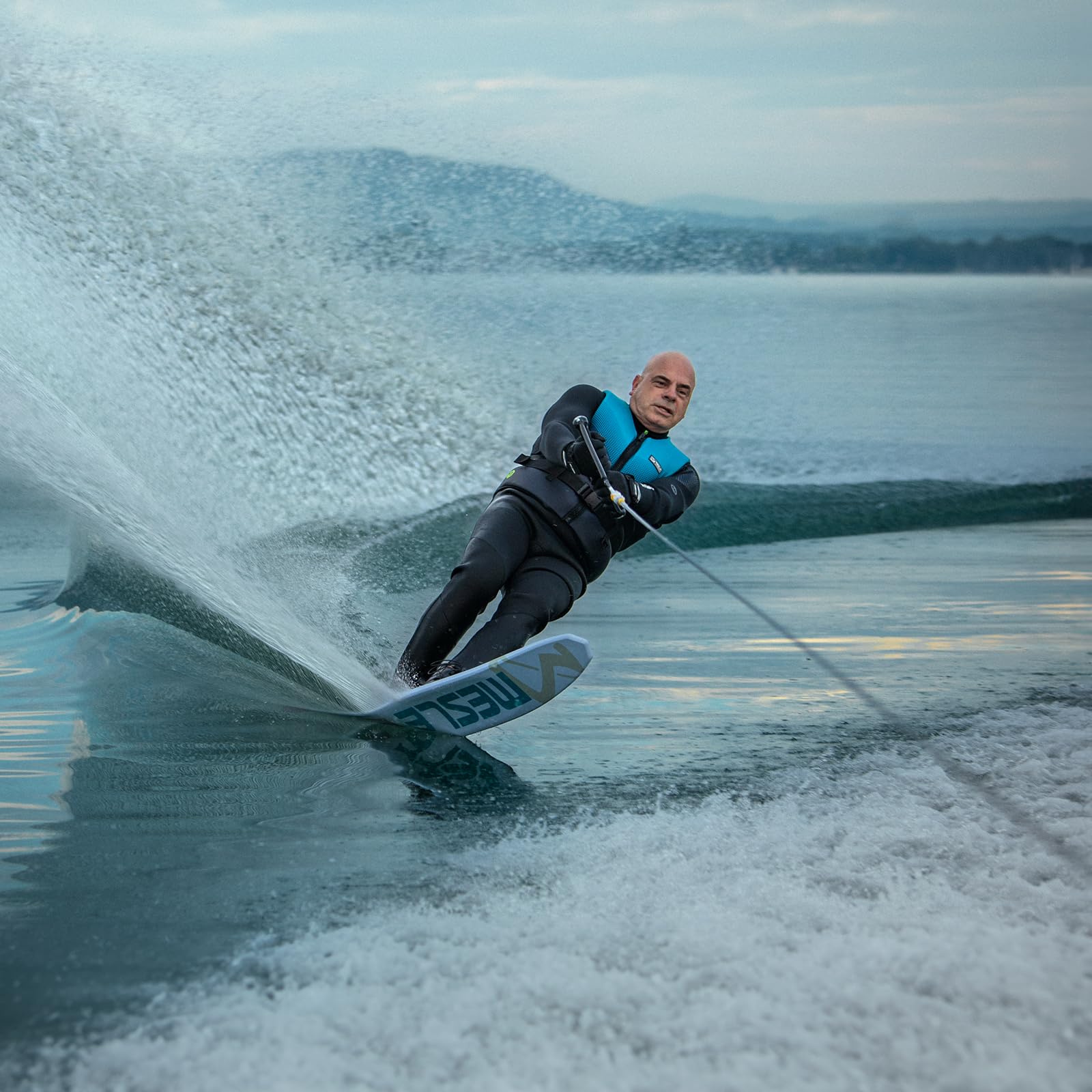 MESLE Mono Wasserski Freecarve, Slalomski bis 120 kg, Tunnel Mono-Wasserski für Anfänger bis ambitionierte Slalom-Fahrer, mit Aluminium Finne, Kinder Jugendliche Erwachsene