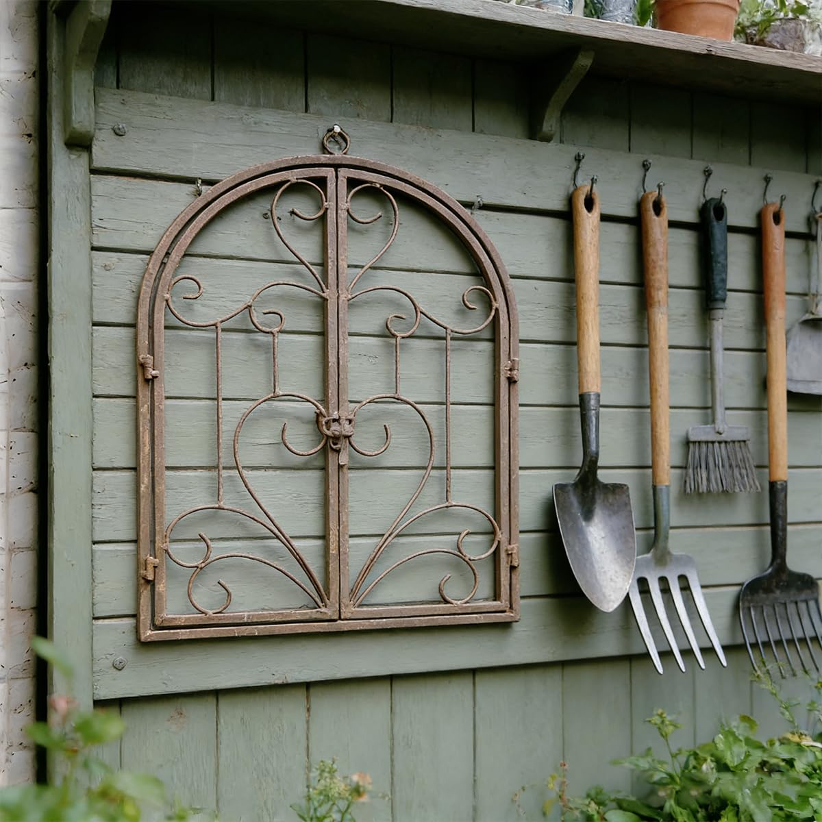 Rustikale Deko-Fenster mit Halbbogen zum Öffnen Eisen Sprossen-Fenster Scheunenfenster Fensterrahmen Fenster Attrappe Ranken Optik Wanddekor für Gartendeko Landhausstil Rost