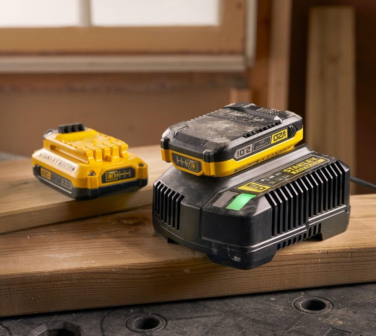 Stanley FatMax V20 Trapano Avvitatore 18V con 2 Batterie Litio 2Ah Con 100 Accessori SFMCD700D2A-QW