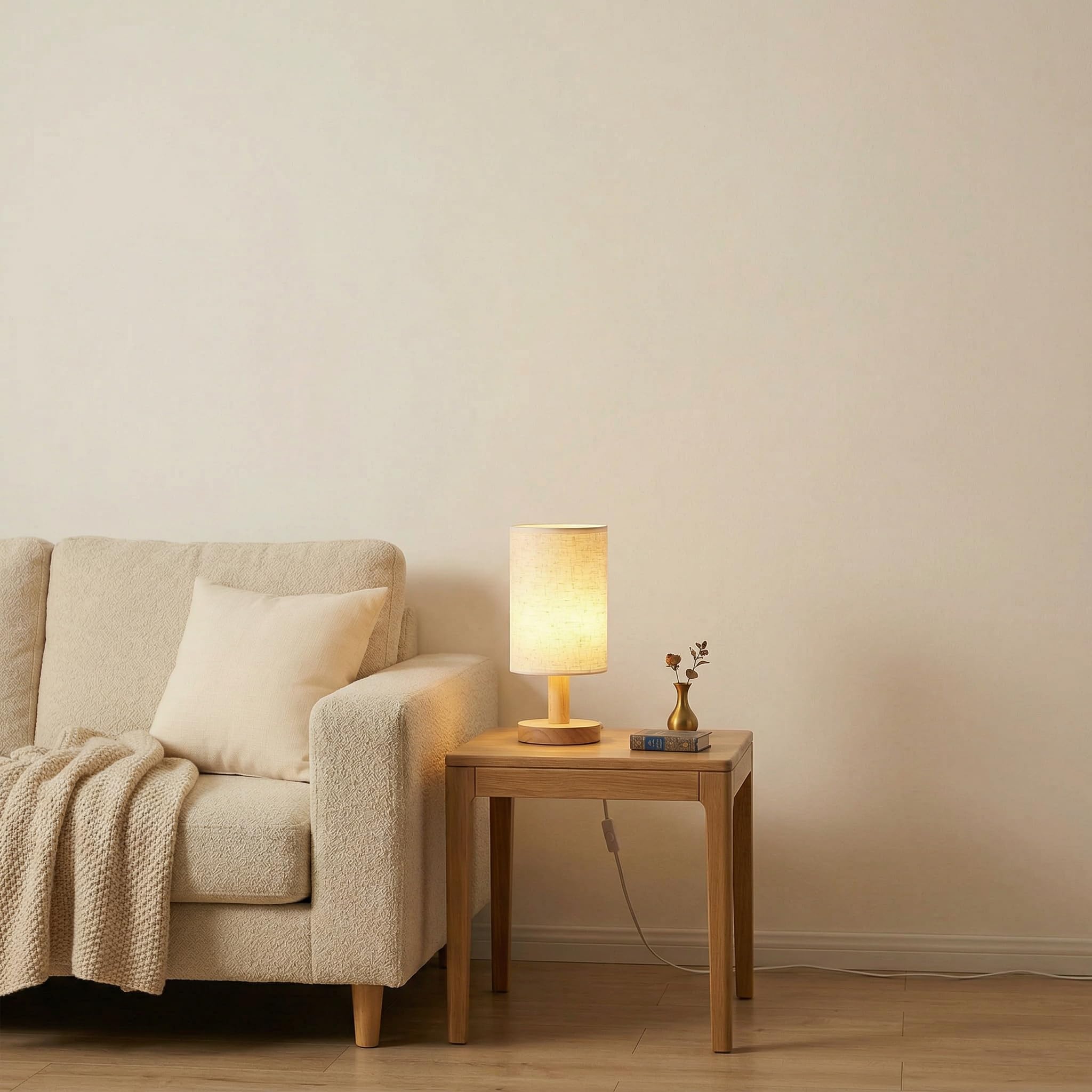 Piccola lampada da comodino con alimentazione USB, base in legno rustico minimalista e paralume in lino, luce notturna calda 2700 K, lampada da comodino bohémien, per camera da letto