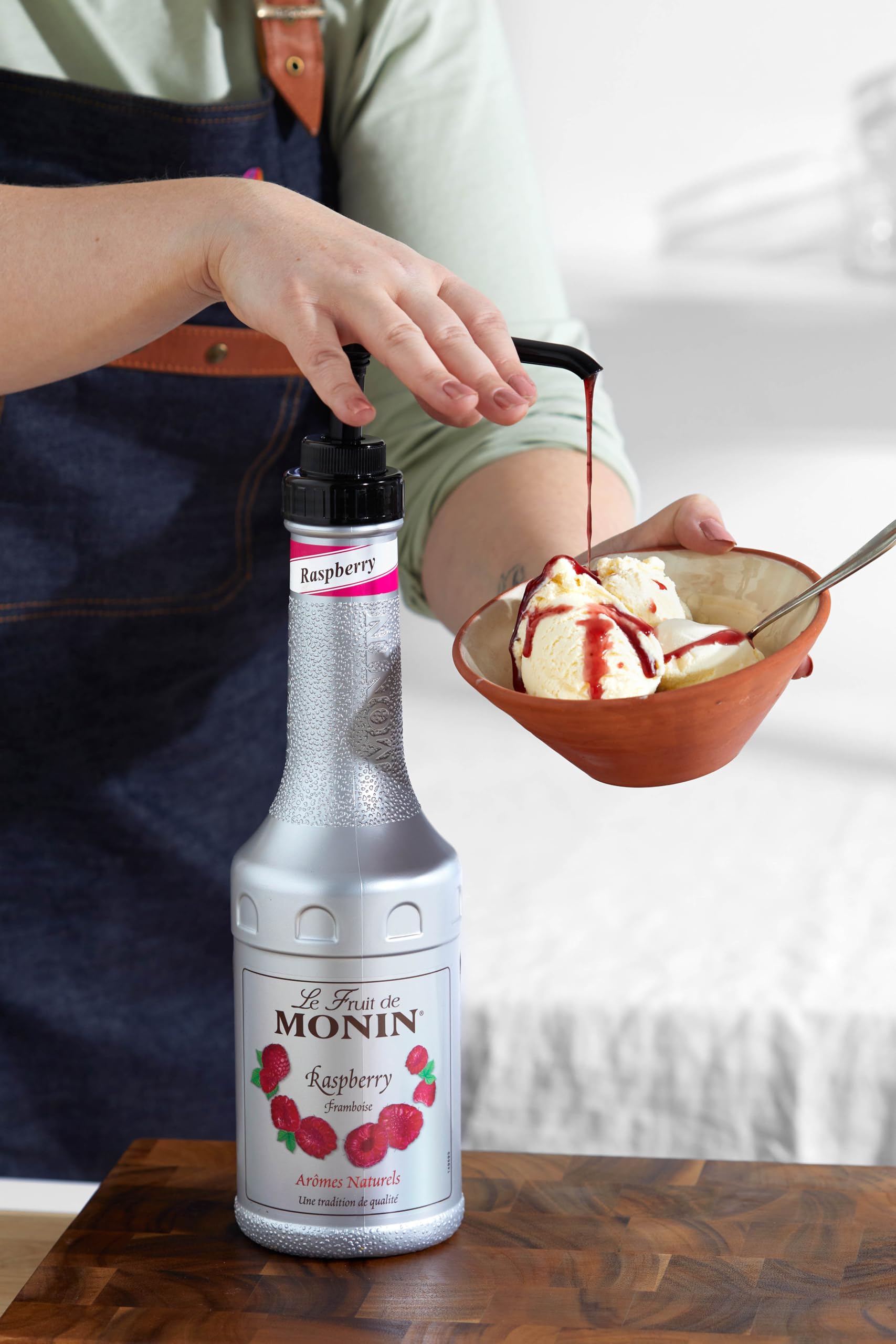 MONIN Mieszanka przecieru owocowego, malinowa, 1 x 1,0 l – przecier malinowy do koktajli, smoothie i koktajli – bez alkoholu, naturalne składniki, z dozownikiem z pompką