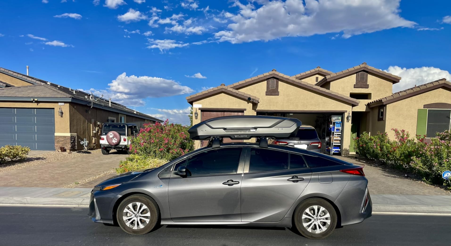 Thule Motion 3 XL mounted on black Toyota Highlander
