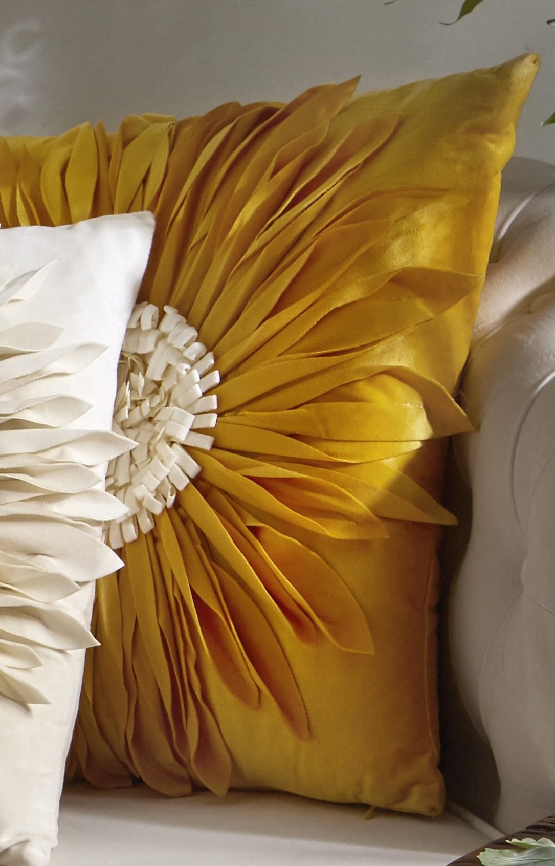 Coussin marguerite jaune 45x45 cm aux finitions soignées