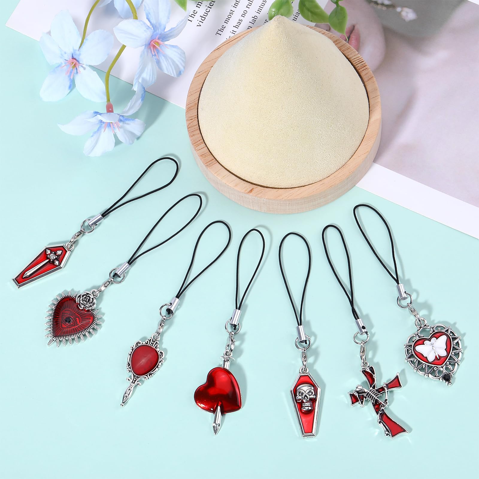 BEEFLYING 7Pcs Mignons Charms pour Téléphone Portable, Sangles de Charme de Cœur Gothique Kawaii pour Halloween,Pendentifs Esthétiques Y2K pour Téléphone Sac Porte-Clés Appareil Photo et Portefeuille