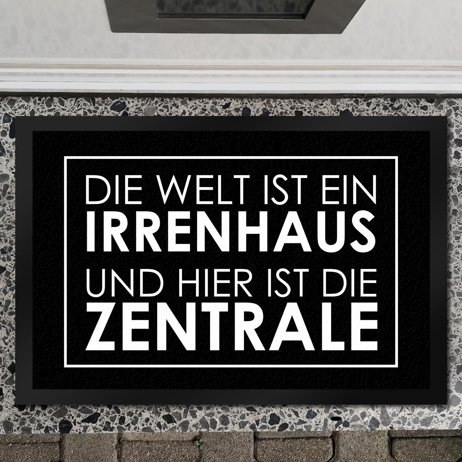 speecheese Fußmatte XXL in 50x75 cm - Die Welt ist EIN Irrenhaus und Hier ist die Zentrale in Schwarz mit frechem Spruch als Geschenk für chaotische Familien Studenten Wohnungen oder einfach