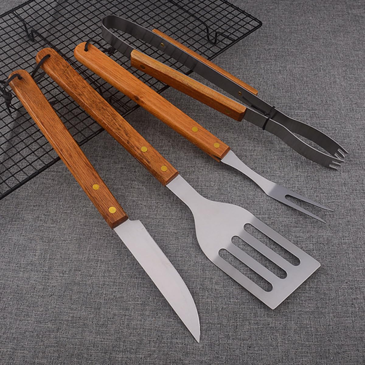Langlebiges Grillbesteck aus Edelstahl mit Holzgriffen 1 Satz Praktisches Grillzubehör für Campingliebhaber und Gourmets Einfach zu Bedienen und Braun Gestaltet