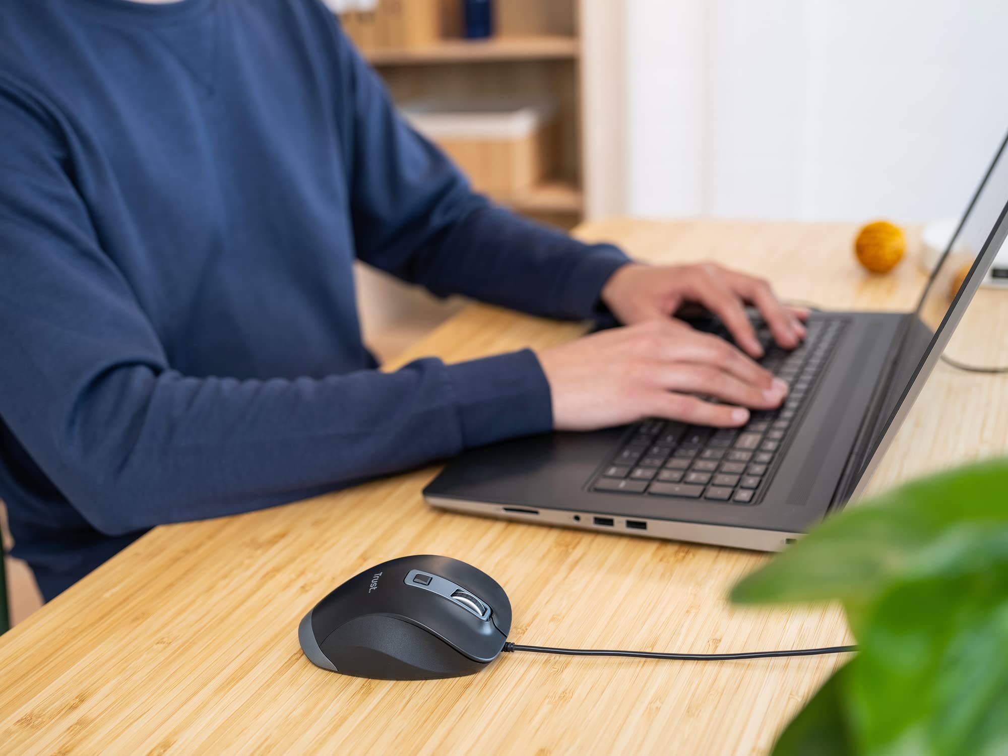 Trust Fyda Mouse con Filo, Design Sostenibile, 600-5000 DPI, 6 Pulsanti, Forma Sagomata, Mouse Ergonomico con Cavo USB 150 cm per Laptop, PC, Computer, Macbook, Ufficio - Nero