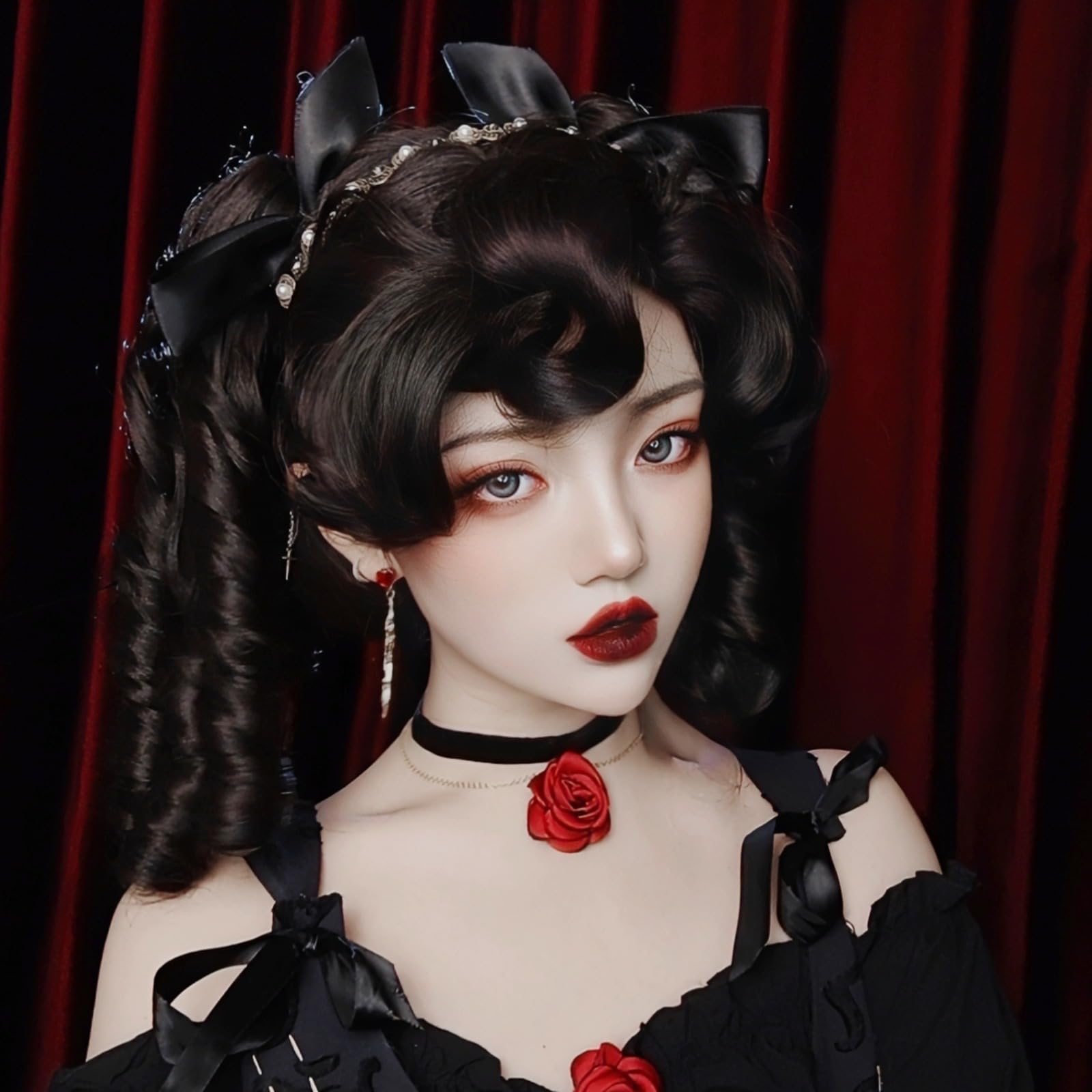 Perruques Bouclées Romaines Rétro Pour Femmes Perruque Luxueuse Noire Courte Avec Pince À Griffes 2 Queues De Cheval Coiffant Une Frange Lolita Cheveux Synthétiques Fête D'halloween