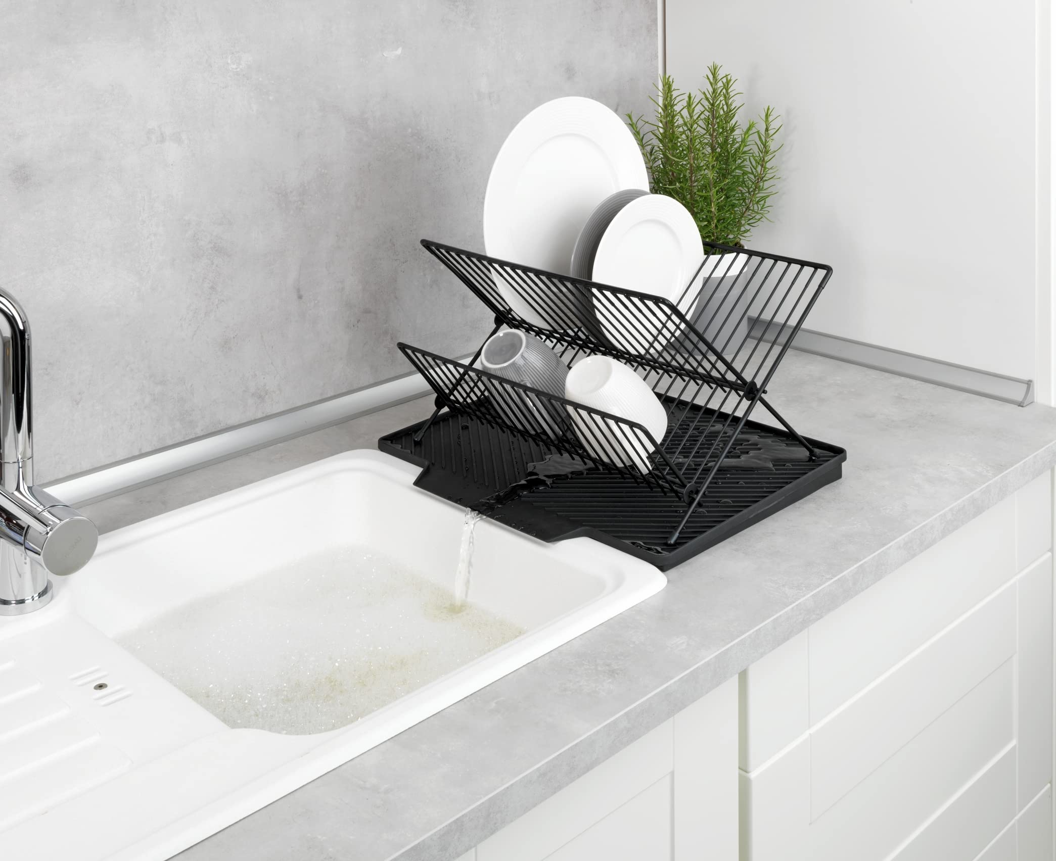 WENKO Tappetino Scolapiatti Nelia Con Griglia, Superficie Inclinata per Deflusso Ottimale Dell'acqua, in Plastica e Metallo, (L x A x P): 34 x 24 x 40 cm, Nero