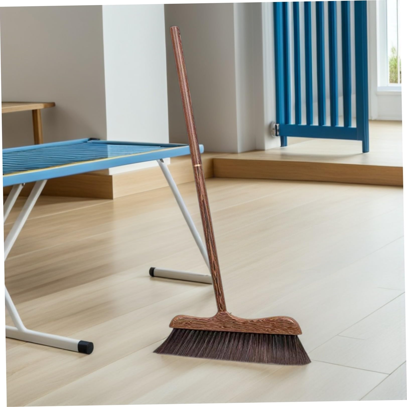 Hartholz Besen mit Langem Stiel Weiche Borsten Ergonomisch für Komfortables Kehren Staubfrei und Schonend für Böden Vielseitig Einsetzbar für Innen und Außenbereiche