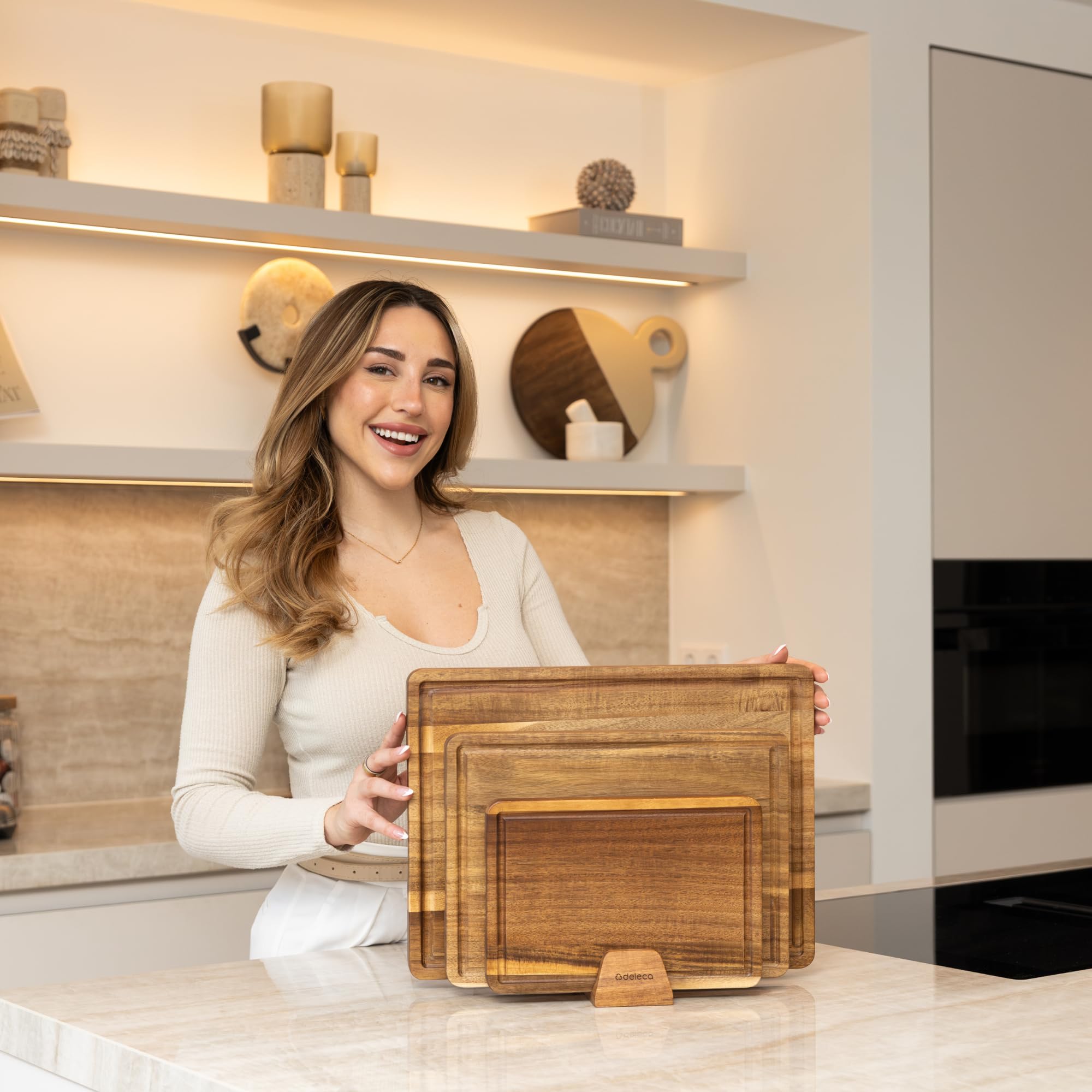 Schneidebrett Holz 3er Set mit Ständer (40x30, 33x24, 26x18 cm) - FSC Akazienholz Schneidebrett massiv 2.5 cm dick mit Saftrille - Acacia Holz Küchenbrett Set groß klein