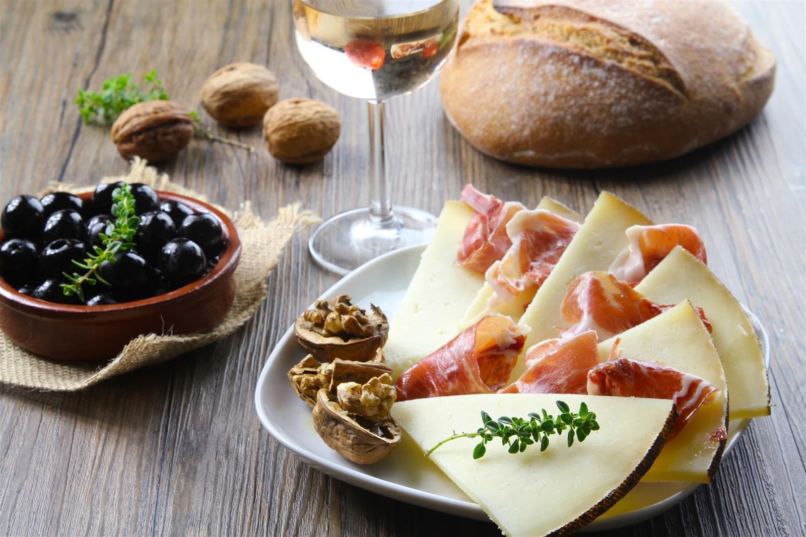 Montecampero QUESO MANCHEGO Añejo - 1x 3kg - spanischer Schafs-Käse, 12 Monate gereift, D.O. PDO Hartkäse aus La Mancha, passt zu Tapas Rioja-Tempranillo-Verdejo-Rotwein & Käseplatte