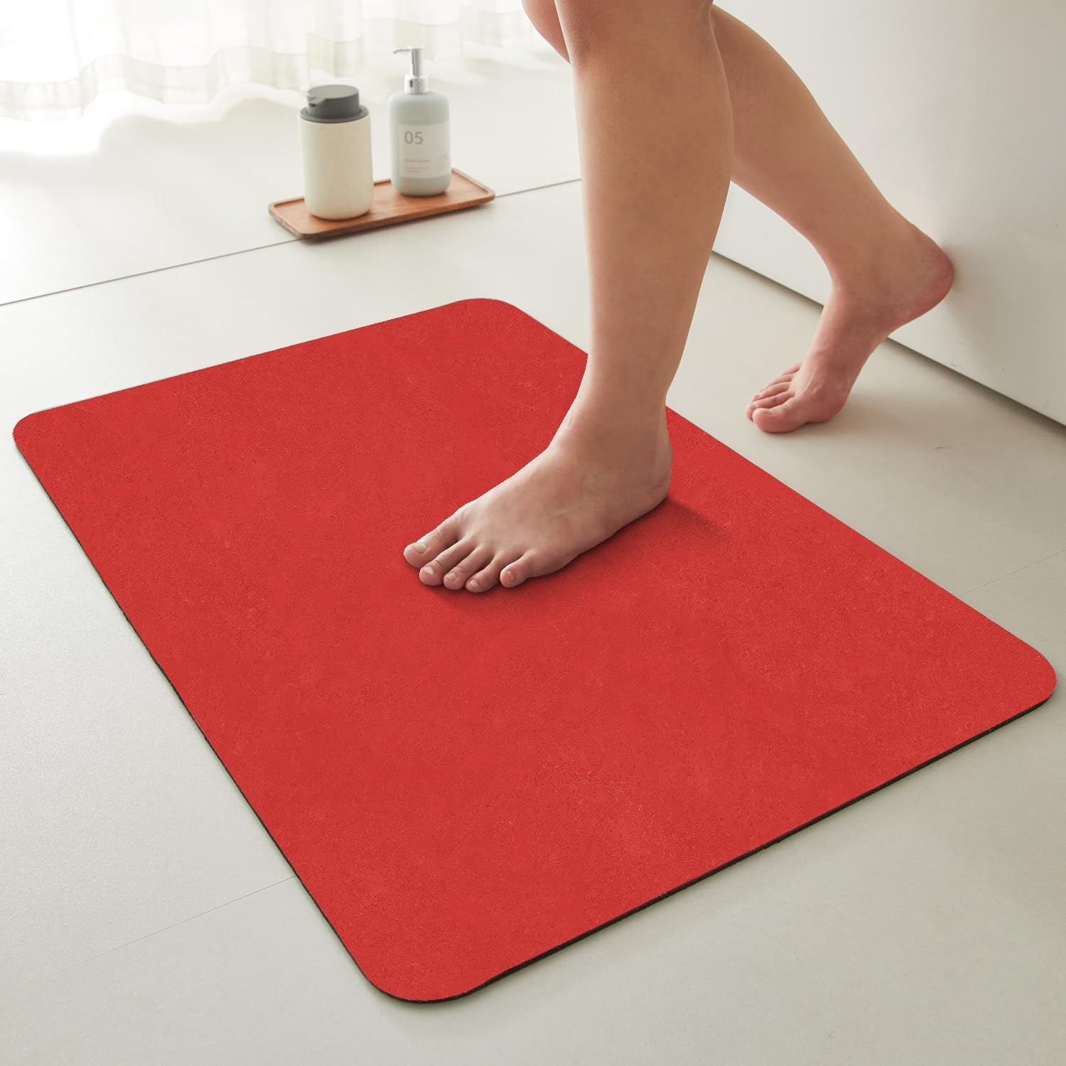 TYUU Christmas Bath Mat, Red Bathroom Rugs Non Slip Washable Thin Absorbent Bath Mat Fits Under Door Bathroom Floor Mat Perfect for Bath, Shower, or
