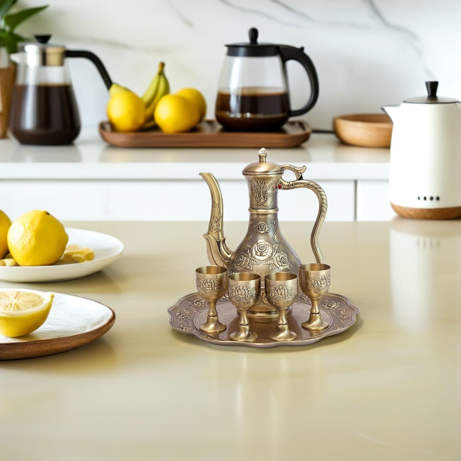 KICHOUSE Set da Liquori in Lega di Zinco con Design Vintage Elegante Oro, Include Caraffa, Bicchieri e Vassoio, Facile Manutenzione e Resistente allo Sbiadimento, per Feste e Matrimoni