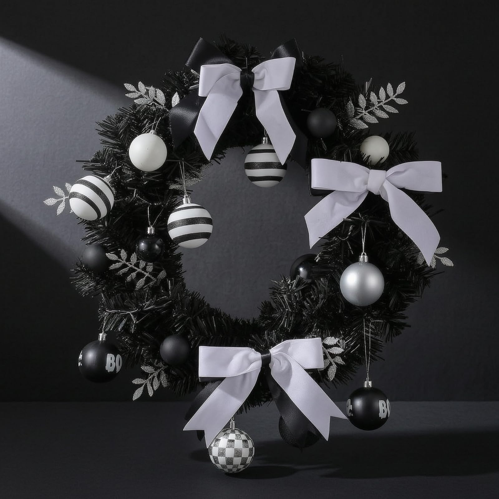 Festlicher Türkranz Weihnachtskranz Dekokranz Adventskranz mit Kugeln aus Und Stoff Schwarze Tanne mit Weißem Kontrast Und Schleifenband für Vordertür Wohnzimmer 50cm