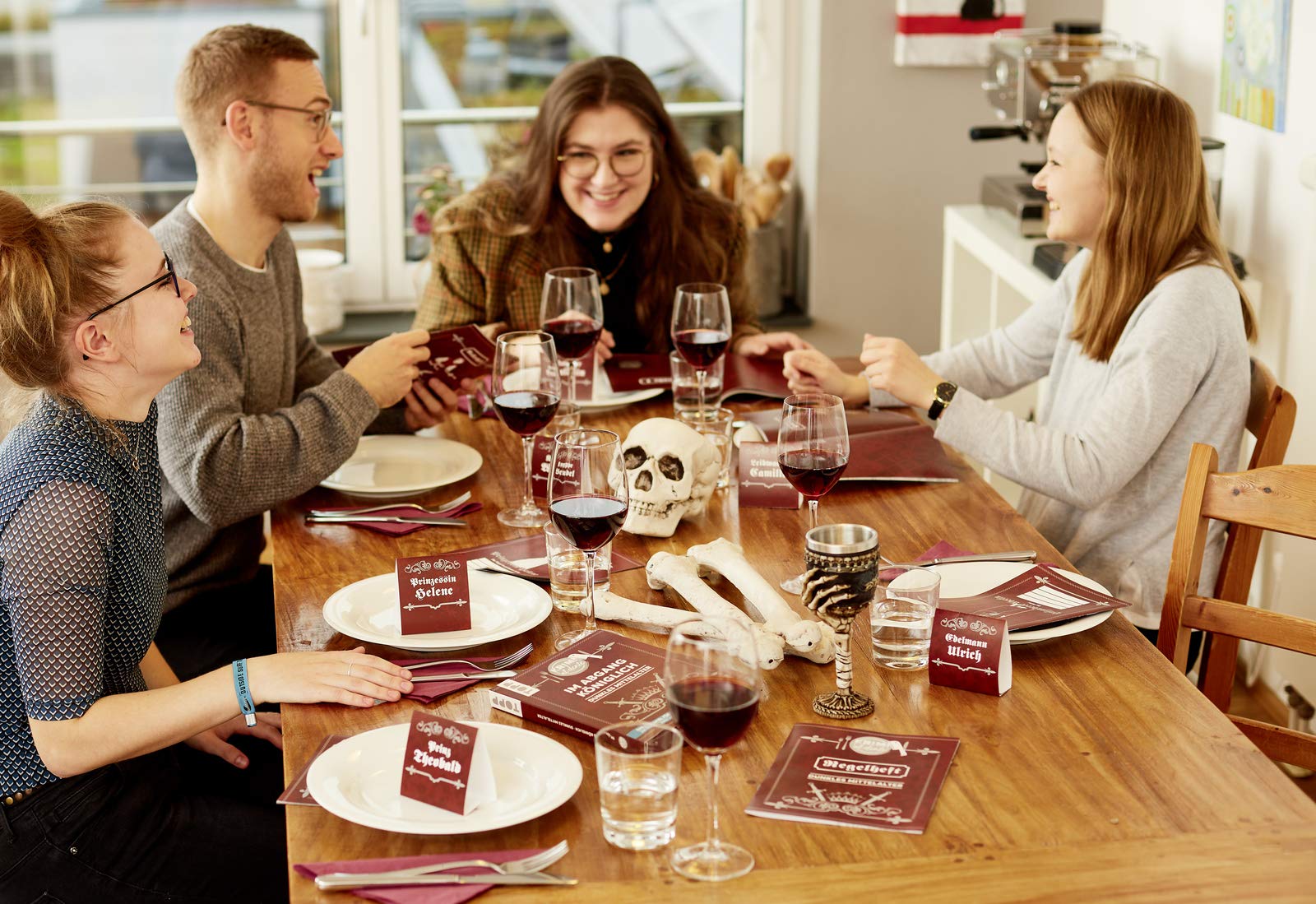 Krimi al dente – Dunkles Mittelalter – Im Abgang königlich: Das Krimi-Dinner für 5–8 Spieler inkl. Namensschildern, Rollenheften, Ereignissen, Rezepten sowie Deko- und Kostümtipps.