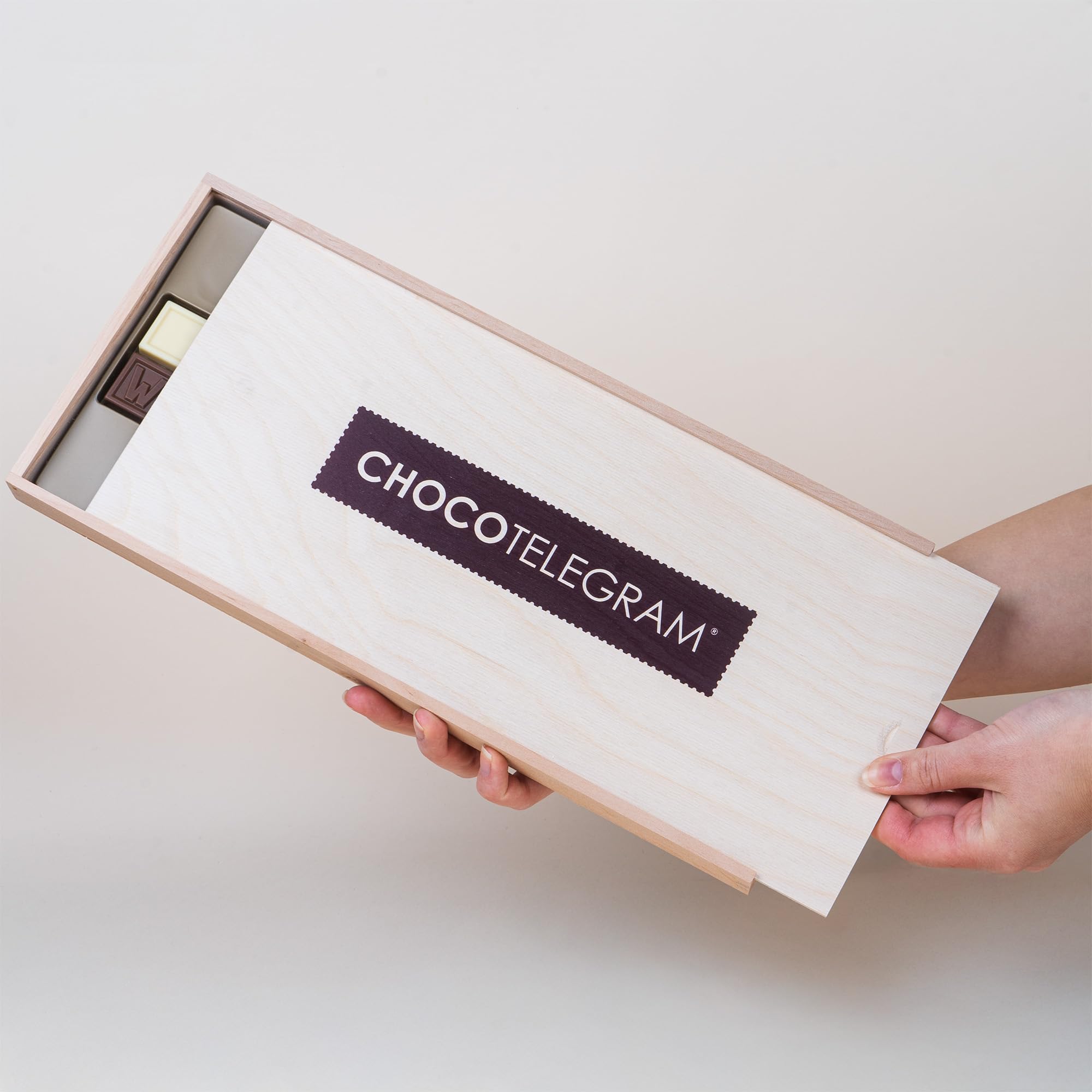 CHOCOLISSIMO - Cadeau Noël - Chocolat Noël - Douce Carte de Vœux de Noël dans une Boîte en Bois, Idée Cadeau Homme, Femme, Maman, Papa, Grand-mère, Grand-père - ChocoTelegram