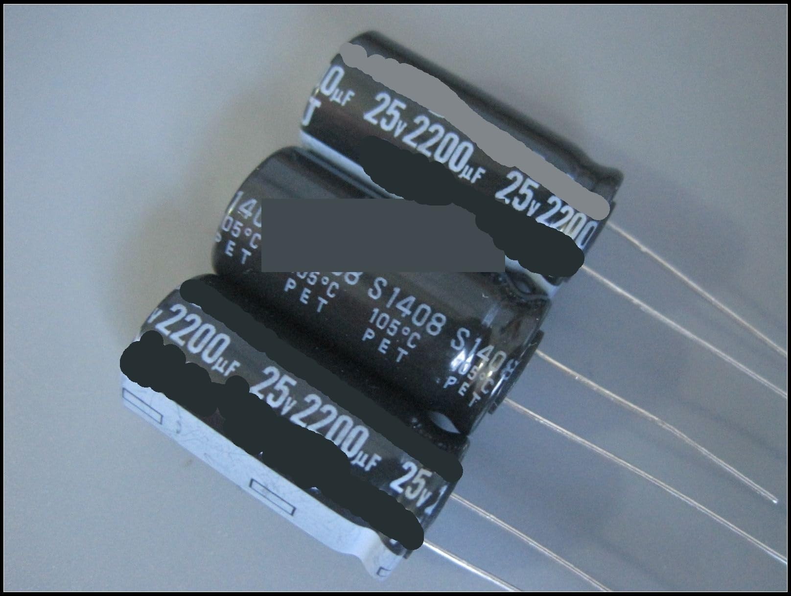 Condensatori elettrolitici in alluminio ad alta frequenza e bassa resistenza serie YXJ 105C da 50 pezzi(25V 1000UF 10X20)