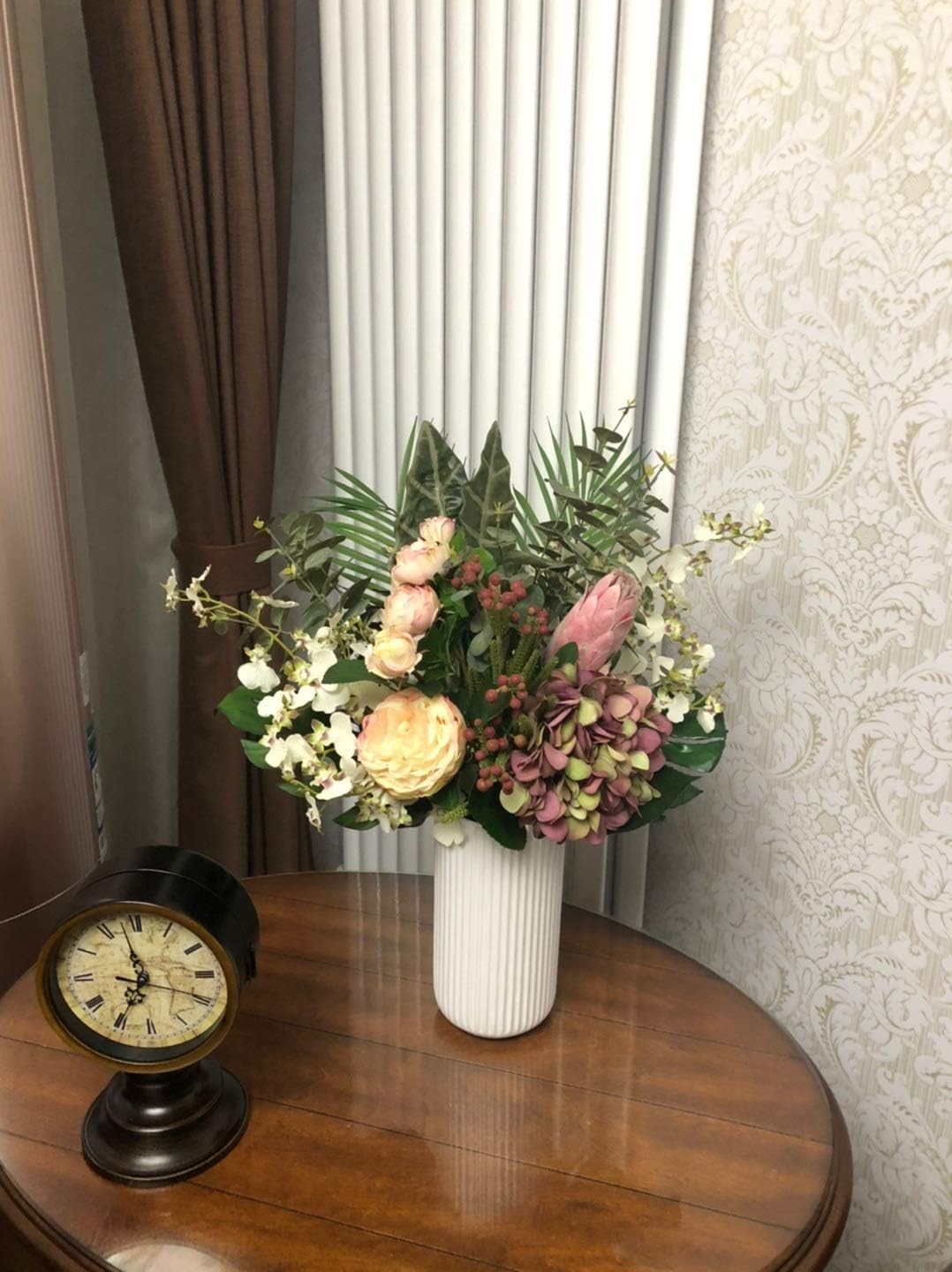 Elegantes Ramos De Flores Artificiales con Variedad De Flores Y Jarrón De Cerámica para La Decoración De Habitaciones Y Oficinas.
