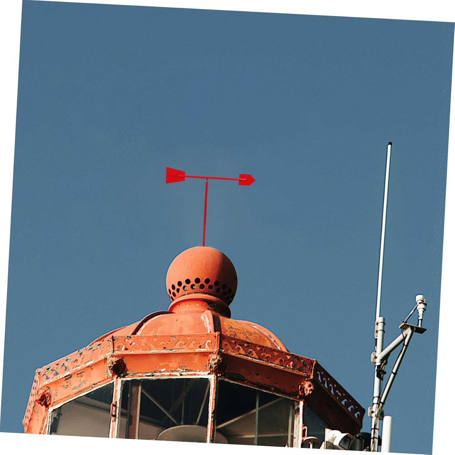 Reflective Metal Weathervane Durable Outdoor Wind Indicator for Gardens Roofs Yards Accurate Direction Indicator with Easy Setup Robust Design for Versatile Use