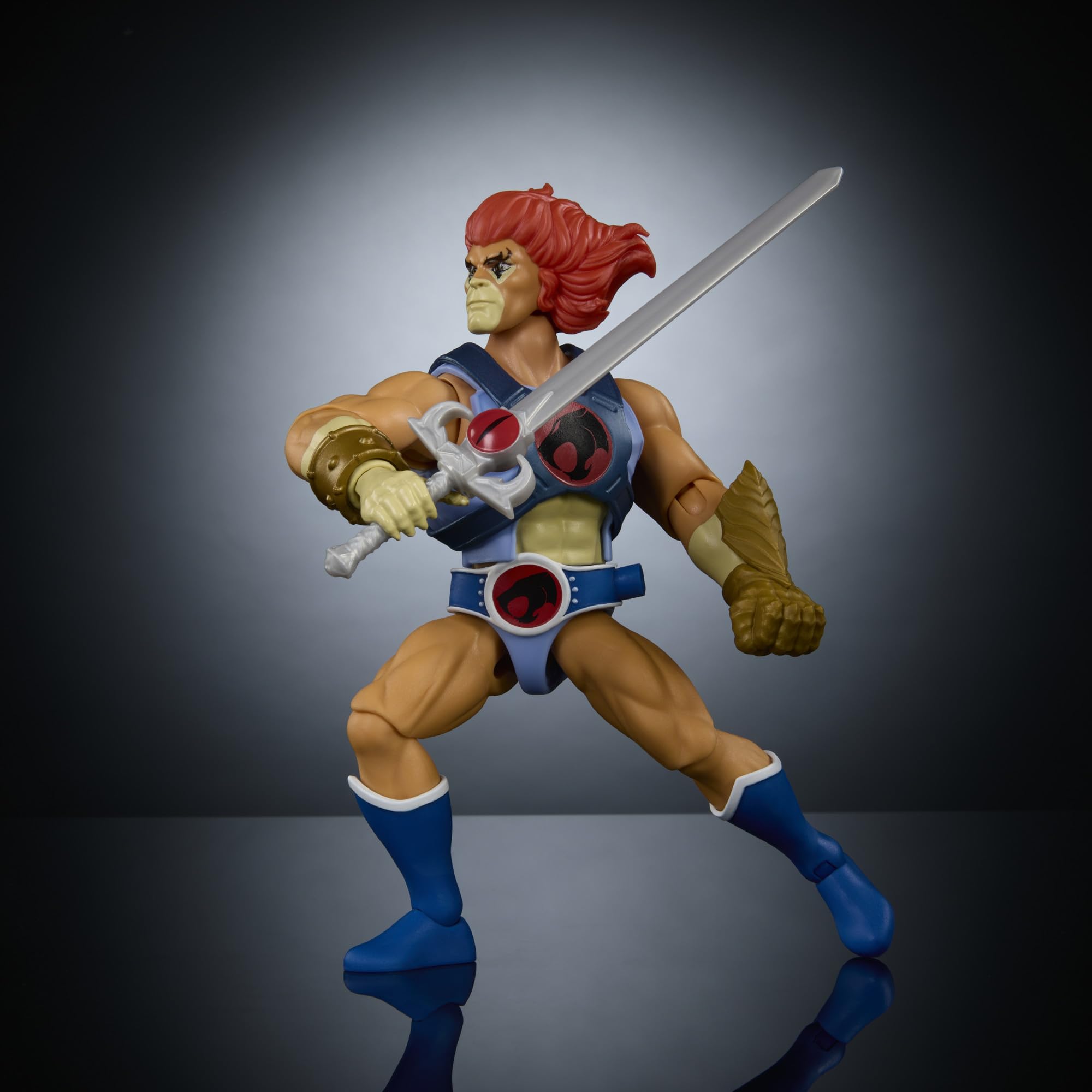 Masters of the Universe Origins x ThunderCats - Lion-O, action figure snodabile crossover anni '80, con armatura rimovibile, accessori e mini fumetto, giocattolo per bambini, 6+ anni, JFW93
