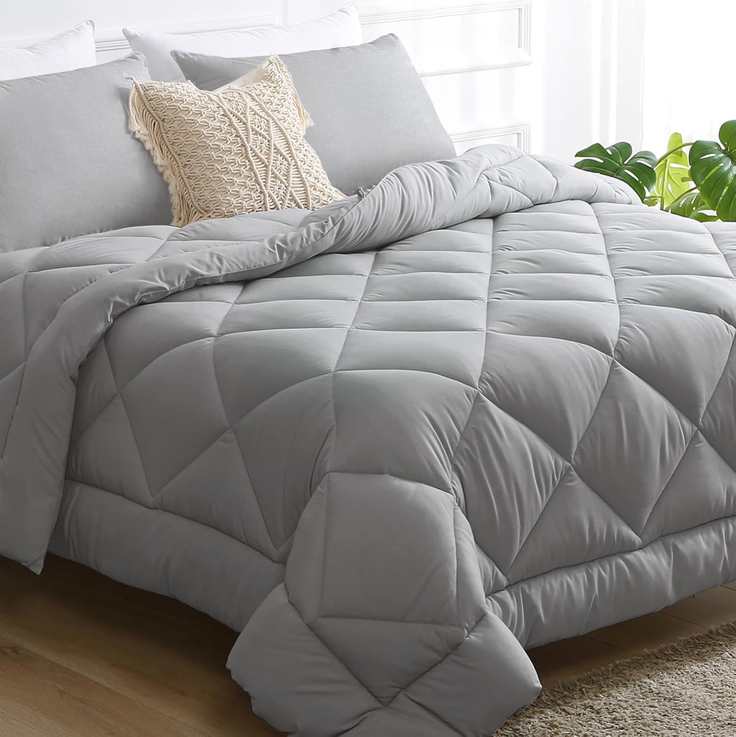 JOLLYVOGUE Queen Comforter Set, Reversible Light Grey Bed
