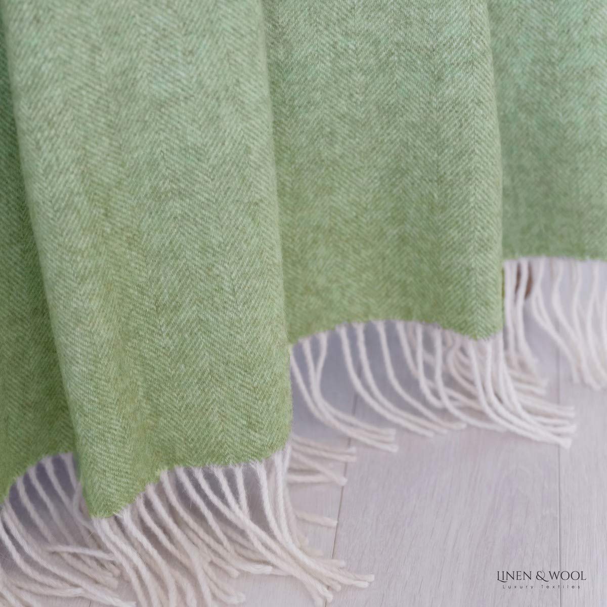 Linen & Cotton Klassische Decke Wolldecke Merino Wolle Wohndecke Kuscheldecke STONEWOLD mit Fischgrätenmuster -100% Merinowolle, Grün (140 x 200 cm), Sofadecke Tagesdecke Überwurf Plaid Sofa Blanket
