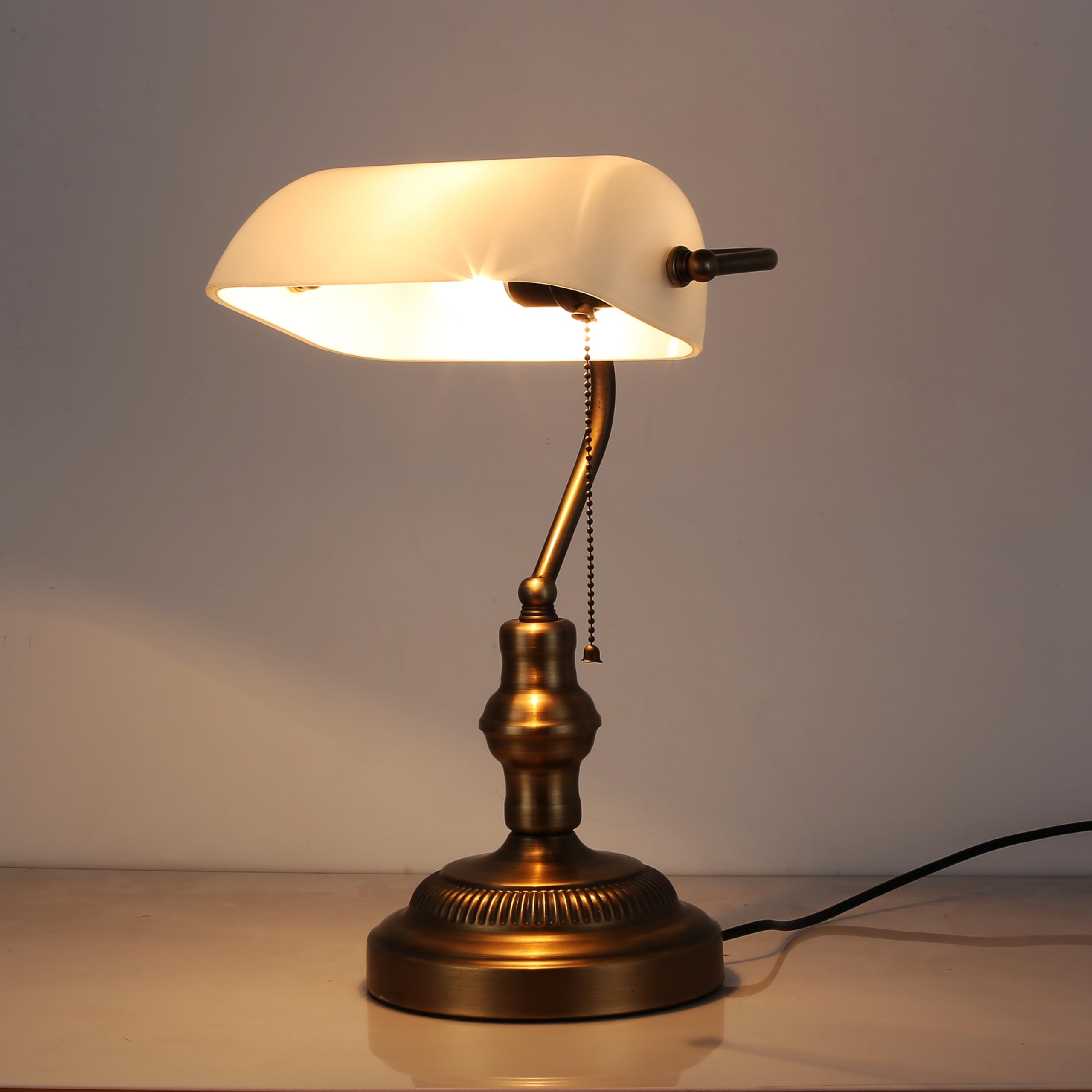 BARCELONA LED Lampada da Tavolo Vintage BANCHIERE E27 – Lampada da Scrivania Retrò con Paralume in Vetro Bianco, Base in Metallo Ottone, Ideale per Ufficio, Studio, Soggiorno Ristorante