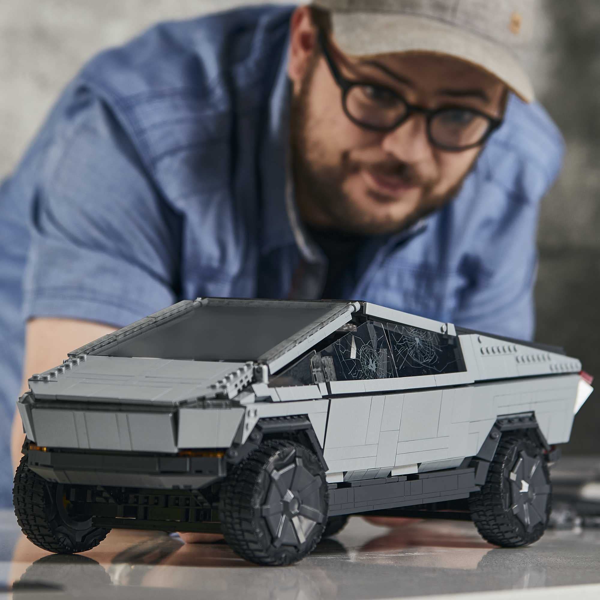 MEGA Construx GWW84 - Tesla Cybertruck, mit 4 Türen und Schiebedach zum öffnen, höhenverstelbarer Federung und mehr, Spielzeug ab 14 Jahren