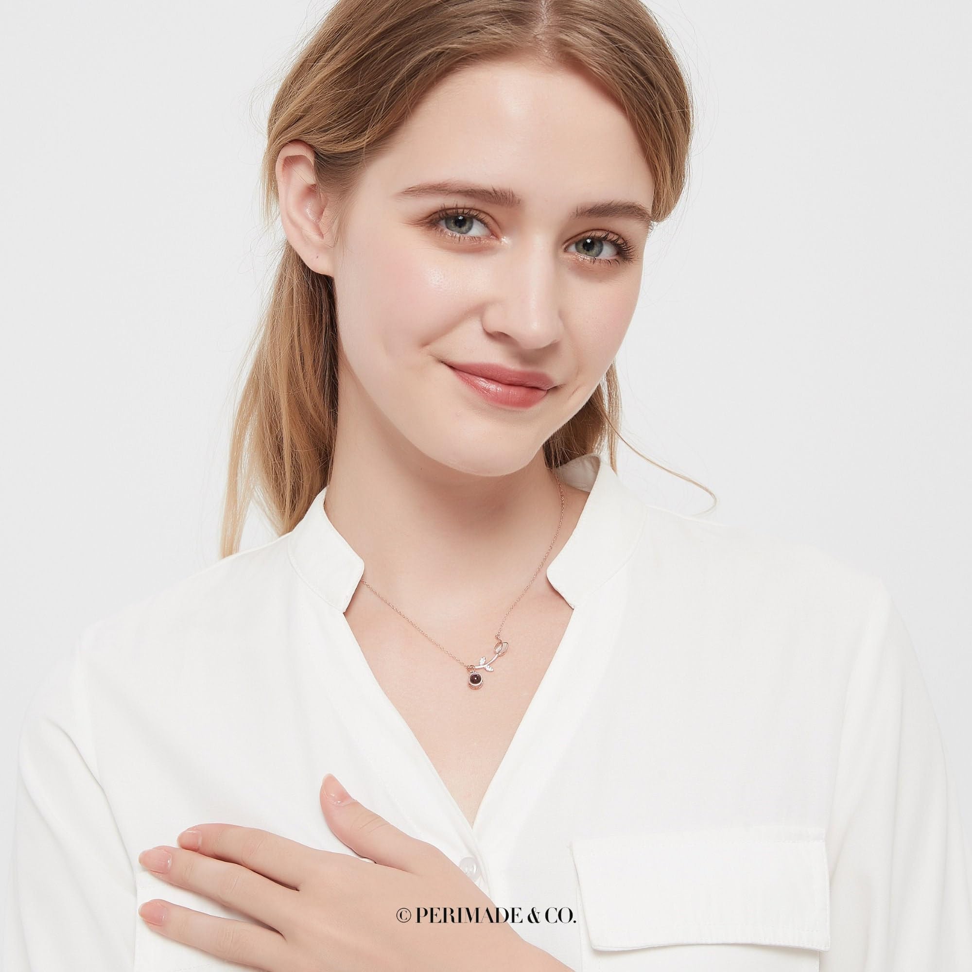 PERIMADE Collana con proiezione di immagini personalizzate con ciondolo a forma di tulipano opale, testo personalizzato e amore in 100 lingue CZ Memorial Charm Collana regalo di compleanno di Natale