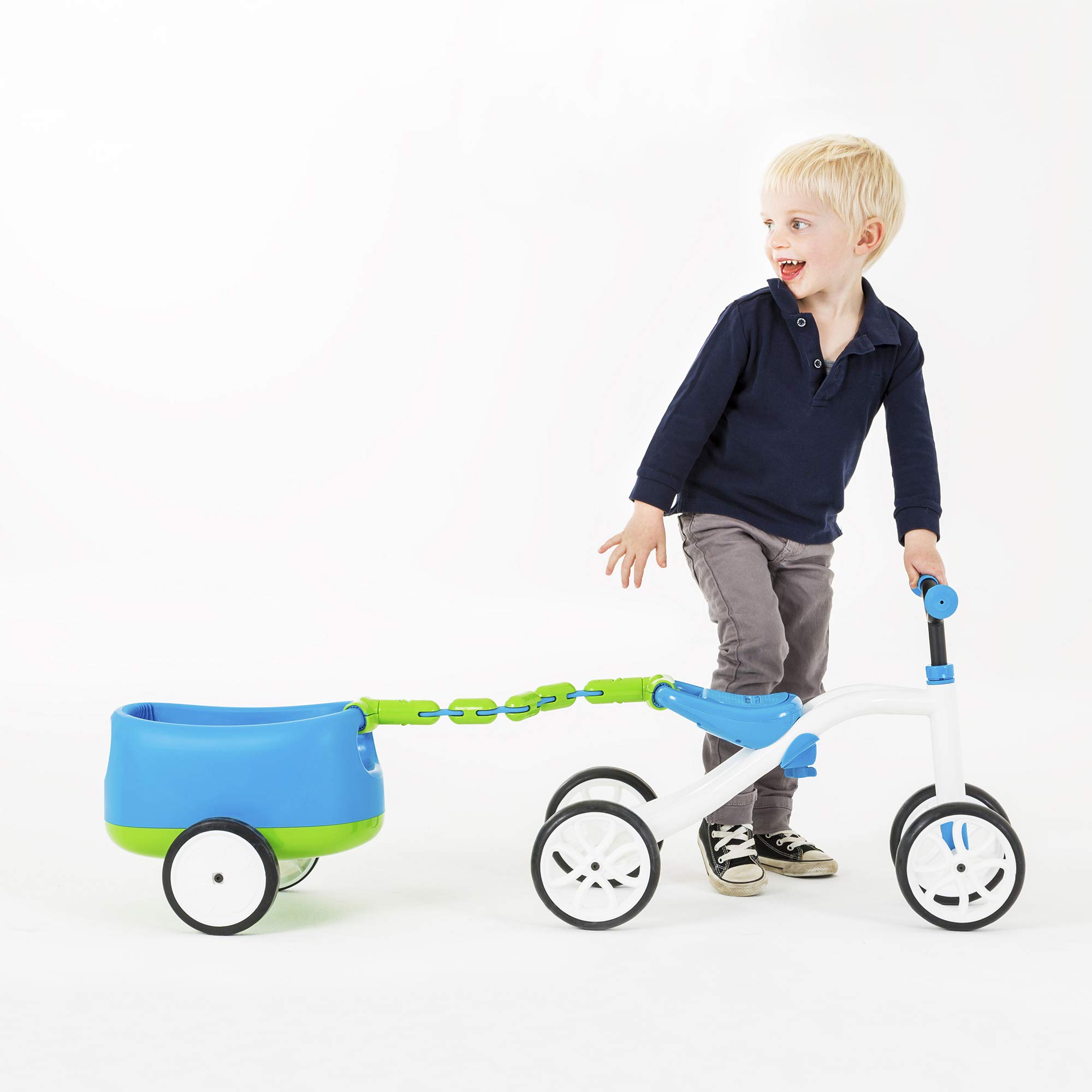 Chillafish Quadie Trailie stabiles spielfahrzeug mit Anhänger für Kinder von 1-3 Jahre, 3 Sitzpositionen, laufrad ab 1 jahr mit Aufbewahrungsfach im Sitz, leisen nicht markierenden Rädern, Blau