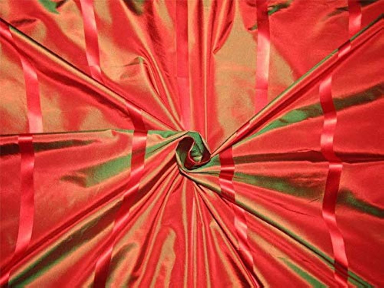 Tissu en taffetas de soie anti-affaissement 137 cm à rayures satin pour robe volumineuse