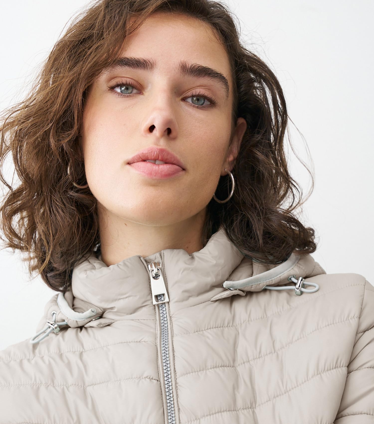 ONUA Leichte Steppjacke Damen, Übergangsjacke, Frühlingsjacke oder Damenjacke mit Wattierung, Outdoorjacke mit abnehmbarer Kapuze in fünf Farben (Größen 36-48)
