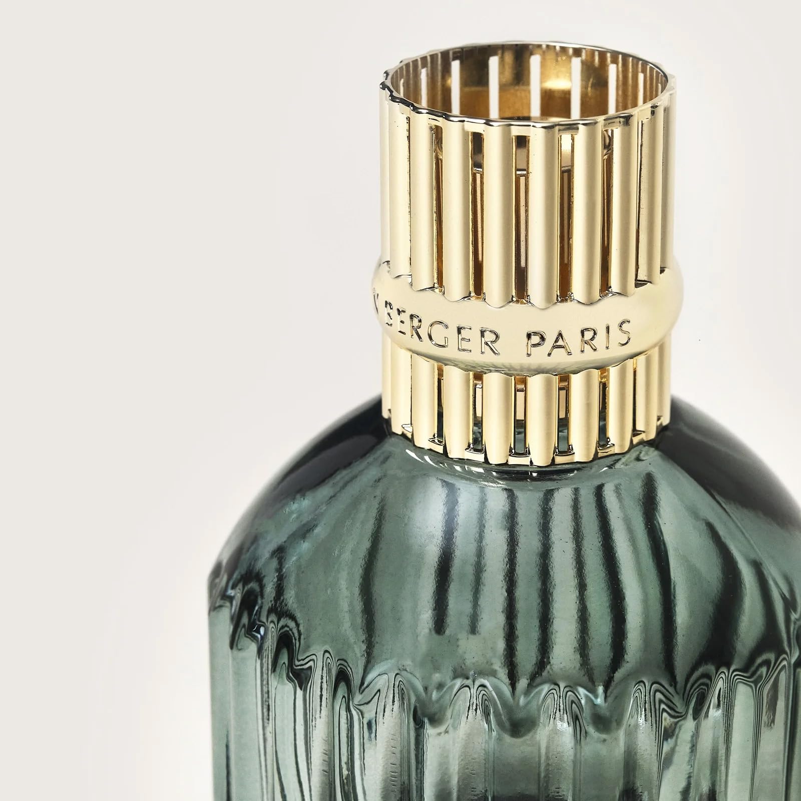 MAISON BERGER Lampe Berger Cannelo – Lampe à Catalyse, Verre Laqué Vert, Monture Dorée, 284 ML – Éliminateur d'Odeurs & Parfum d'Intérieur - Vendue sans Parfum